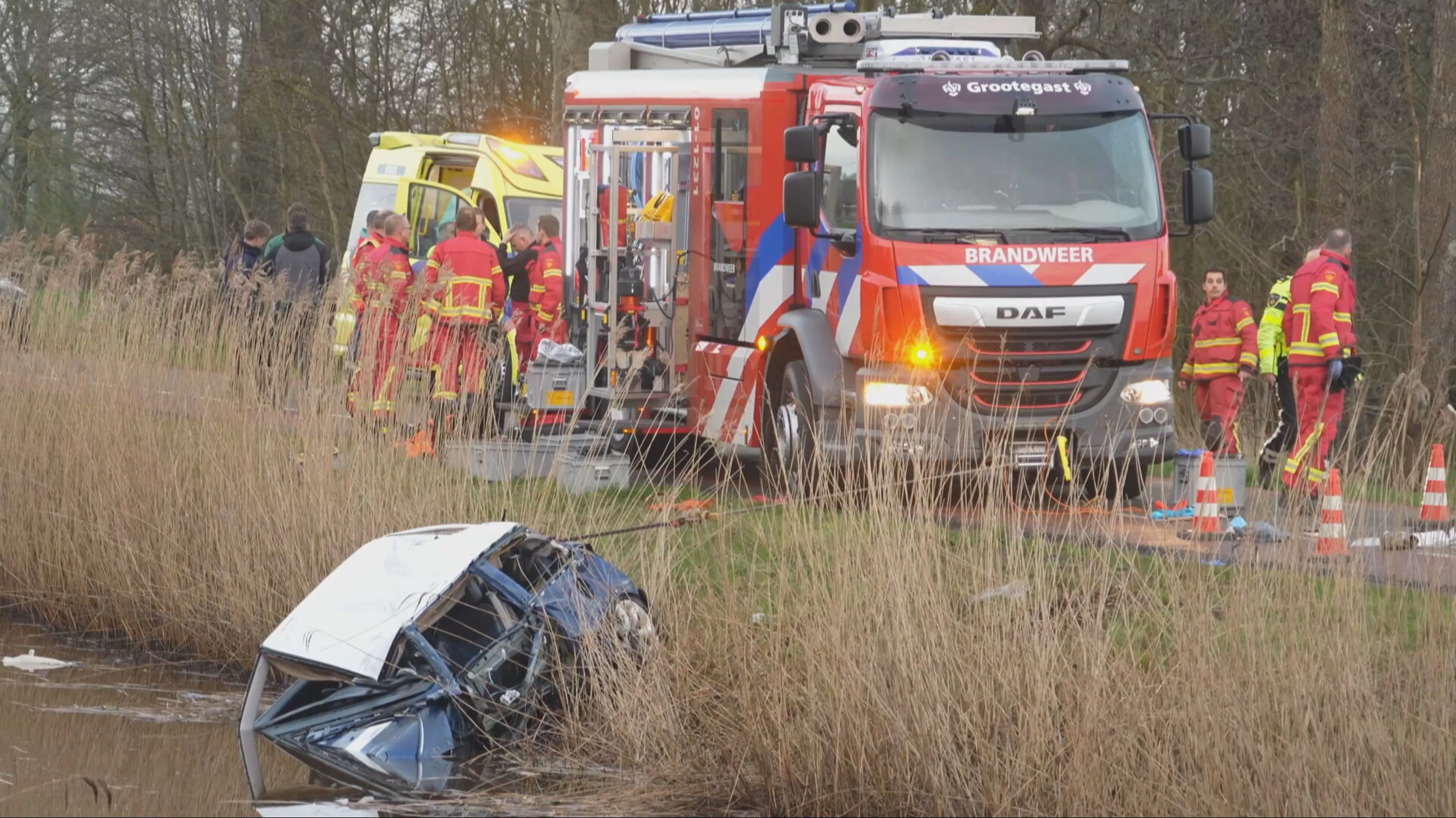 Heftig ongeluk Doezum: auto belandt in water, slachtoffers naar ziekenhuis
