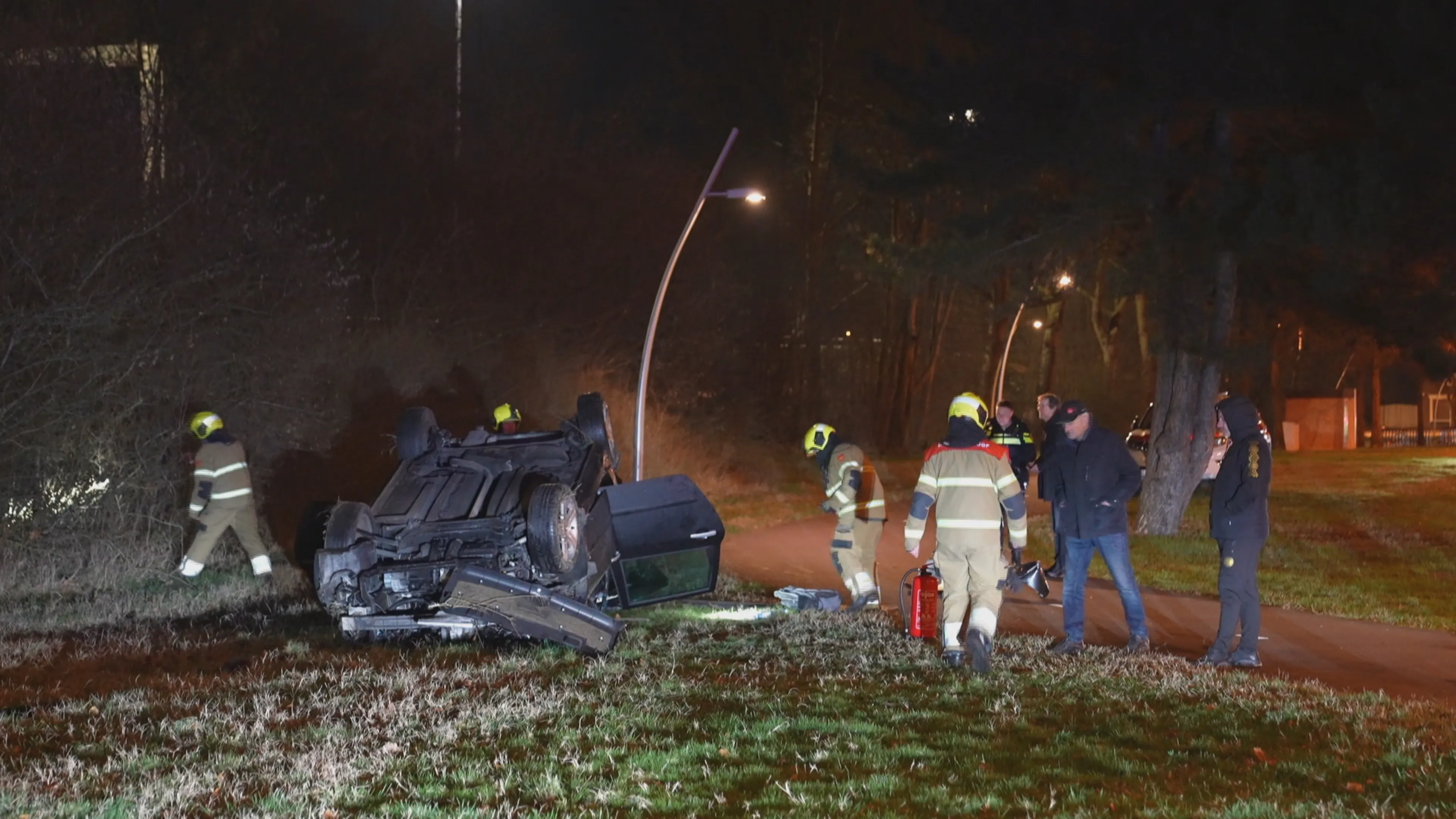 Auto slaat meerdere keren over de kop bij ongeluk bij A59 Drunen