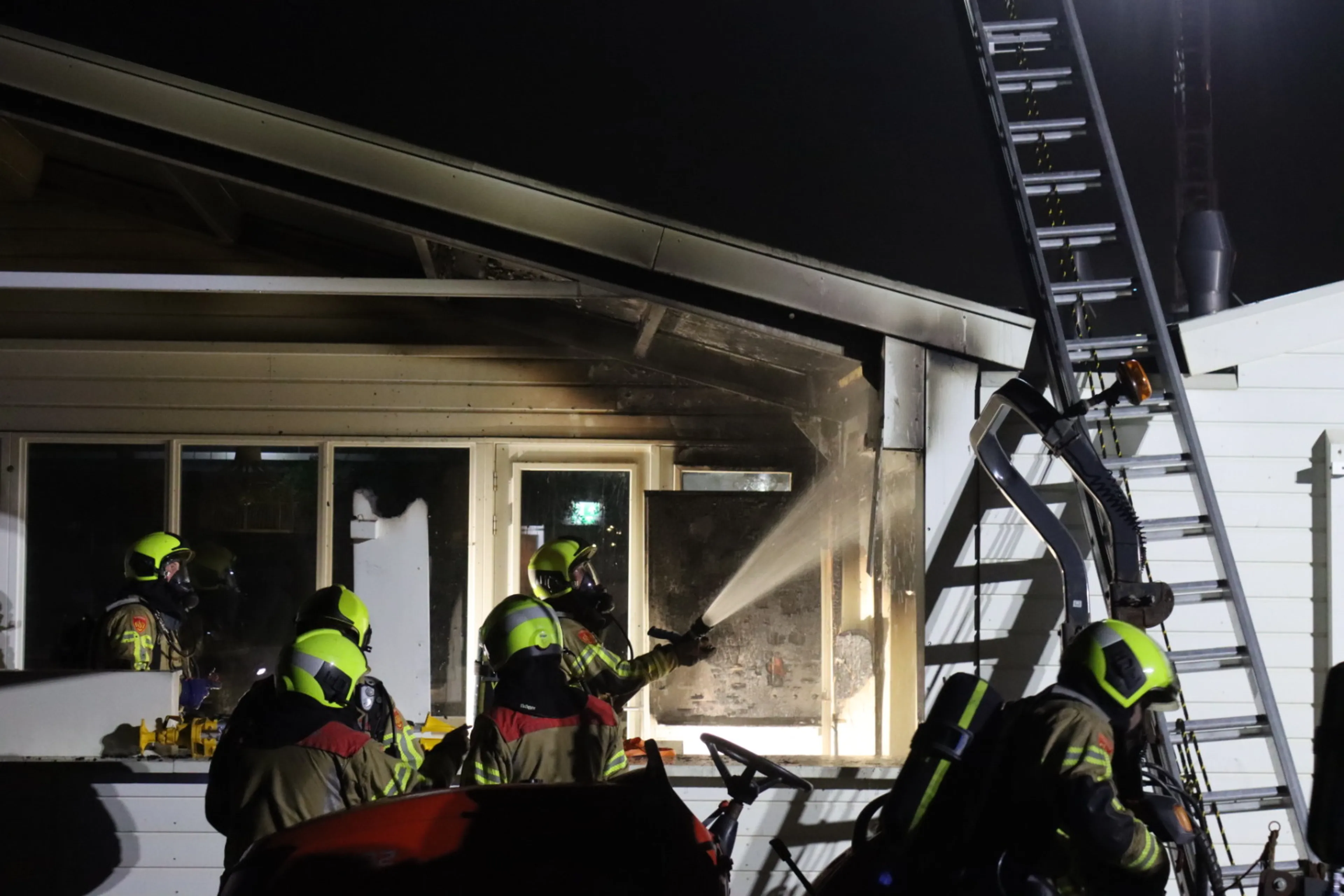 Veel schade door brand in strandtent Katwijk
