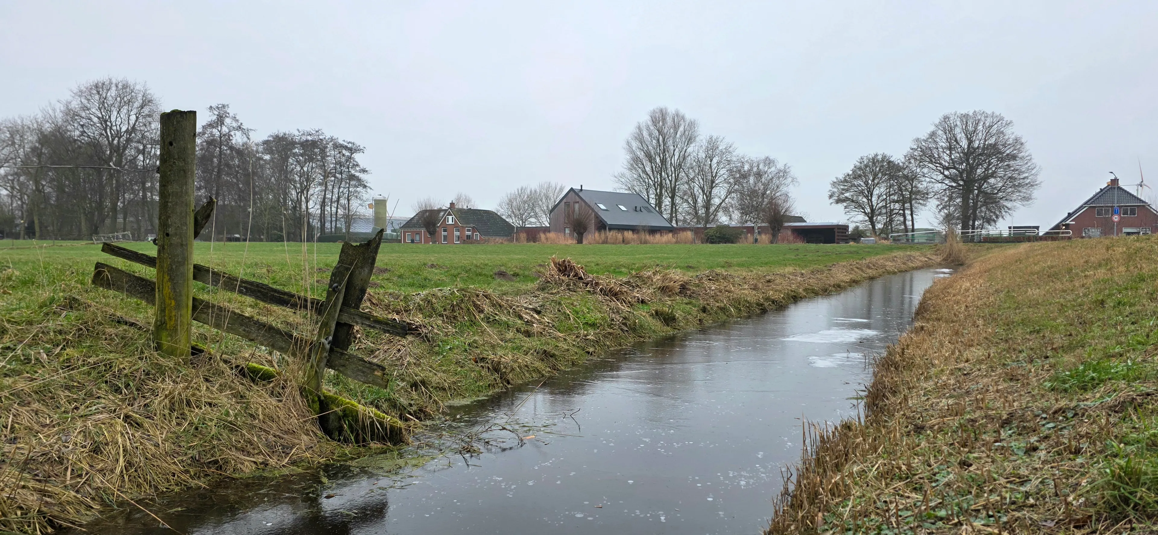 Grijs en grauw begin van de week, in noordoosten kans op sneeuw en gladheid