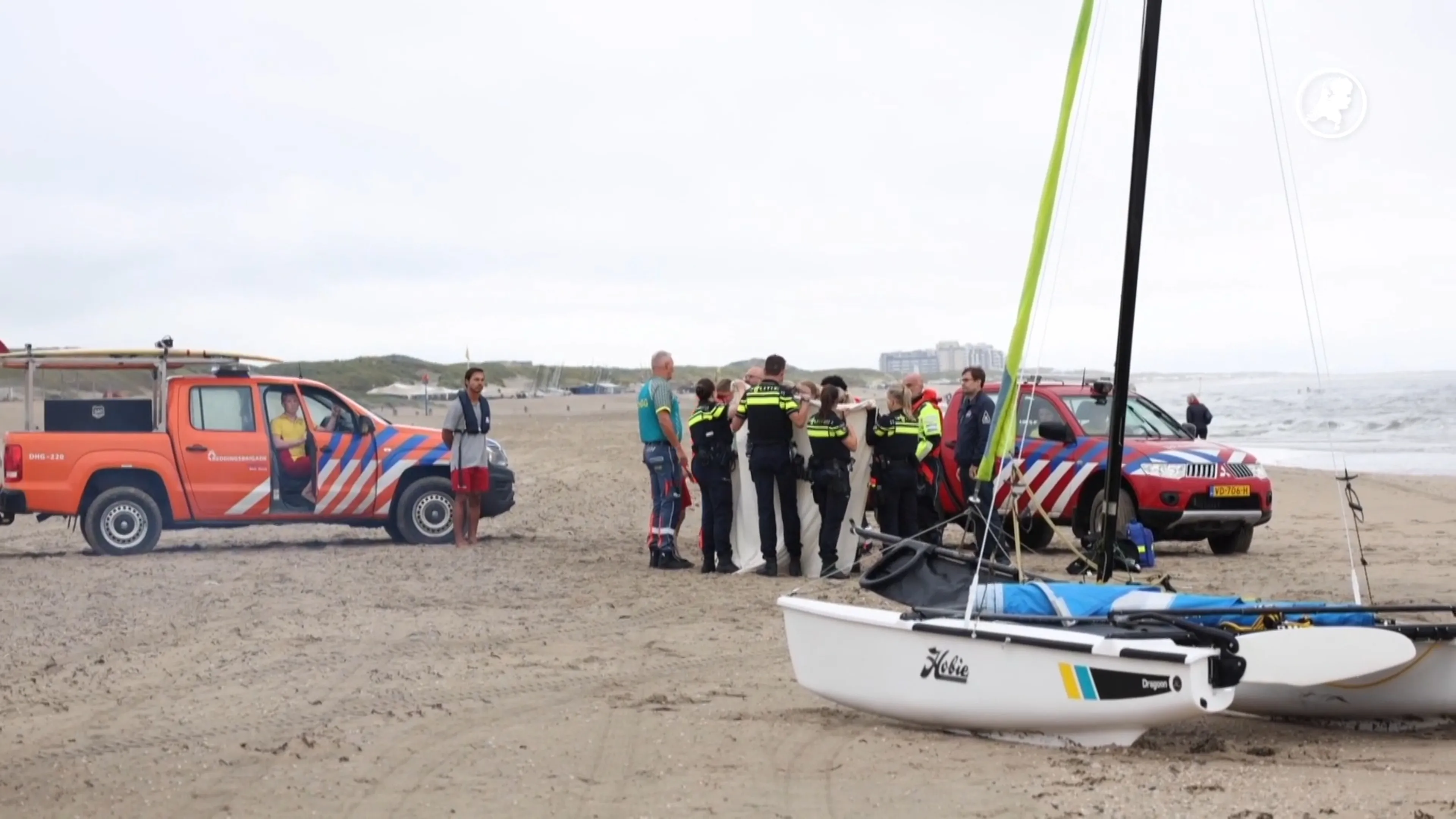 KNRM-reddingsactie bij Scheveningen: kinderen van het water gehaald