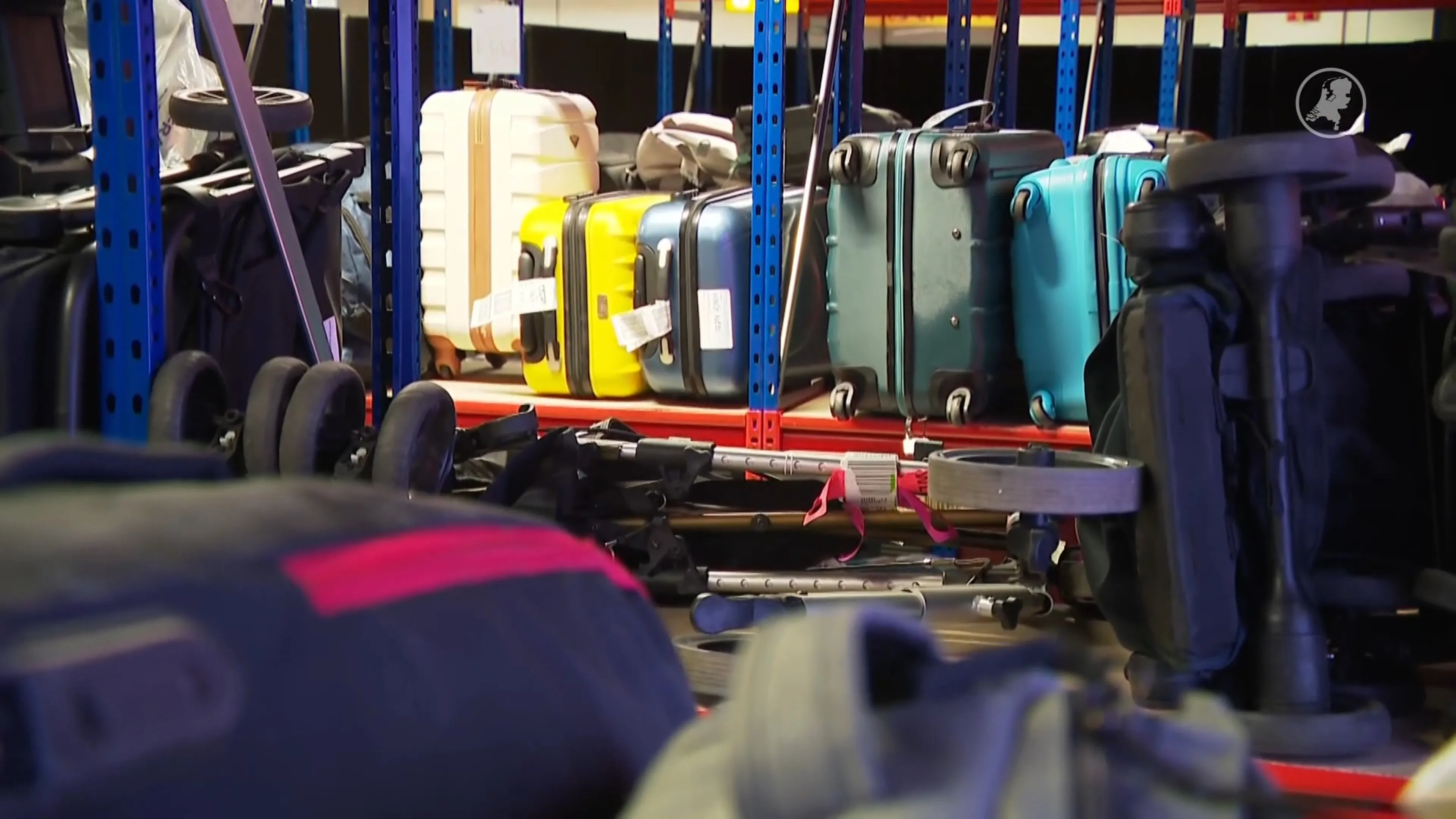 Honderden koffers achtergebleven na winterchaos op Schiphol