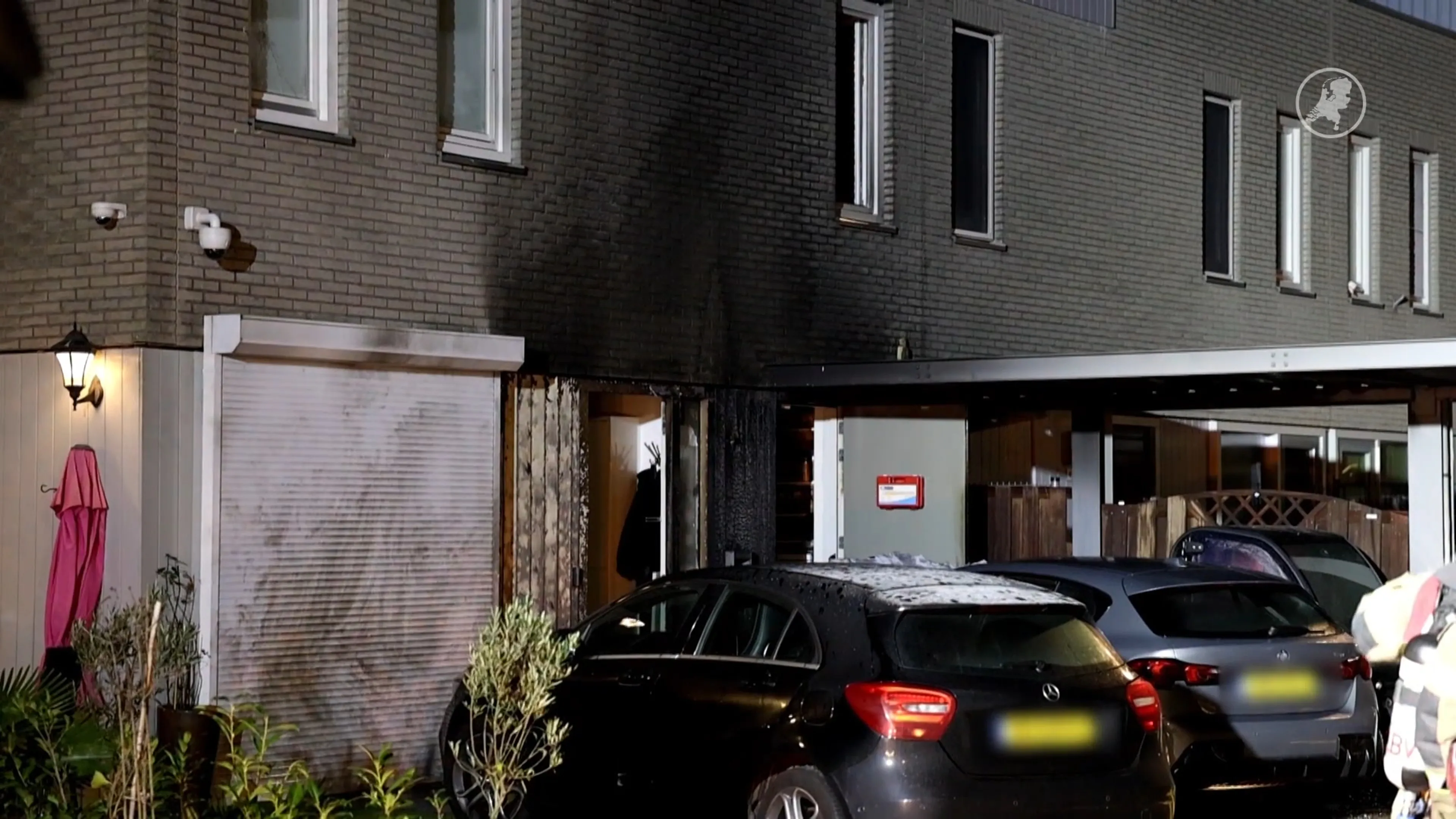 Auto en woning vatten vlam in Amsterdam, ook mogelijk kogelgat ontdekt