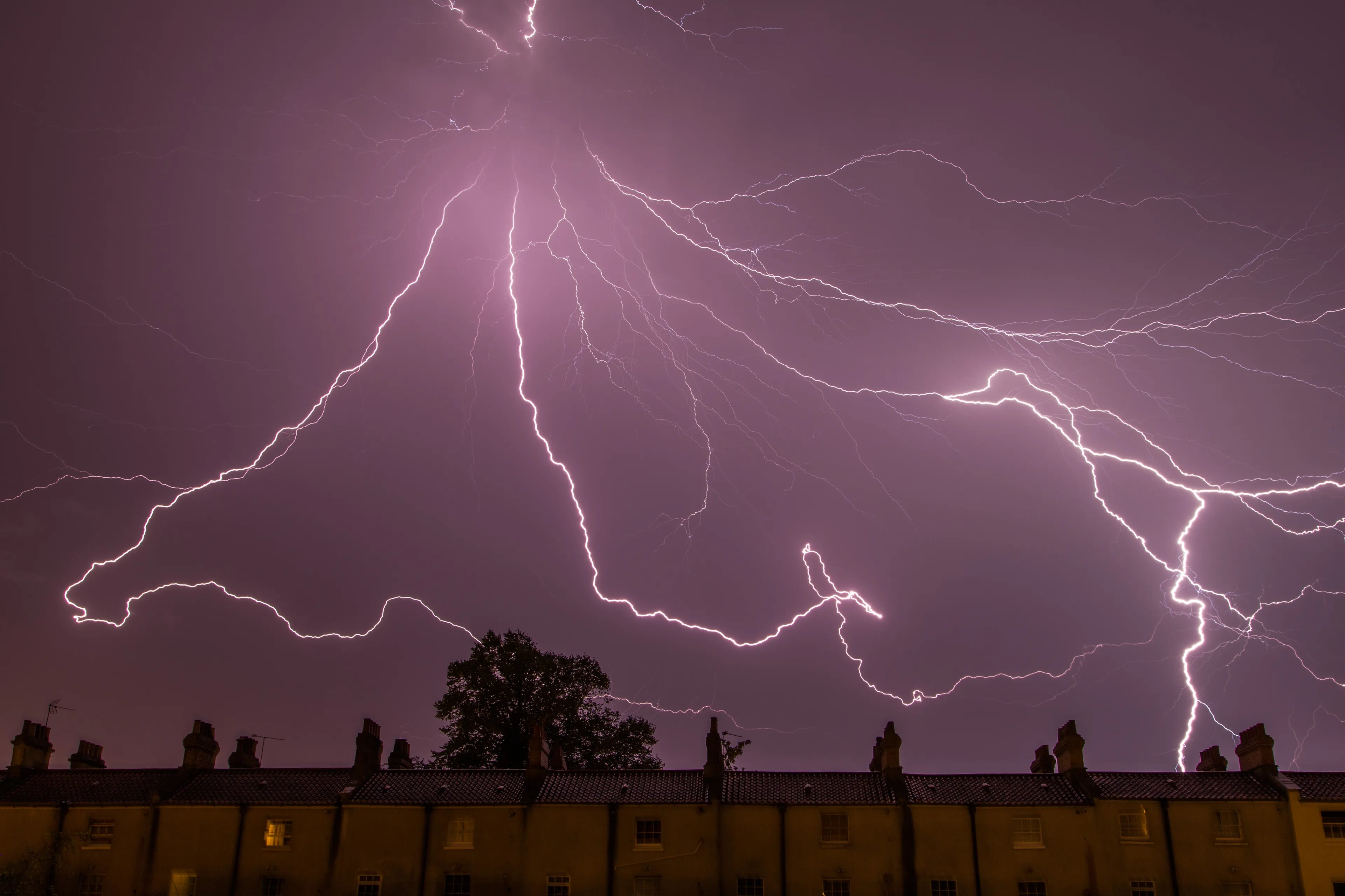 Code geel door onweersbuien in groot gedeelte Nederland