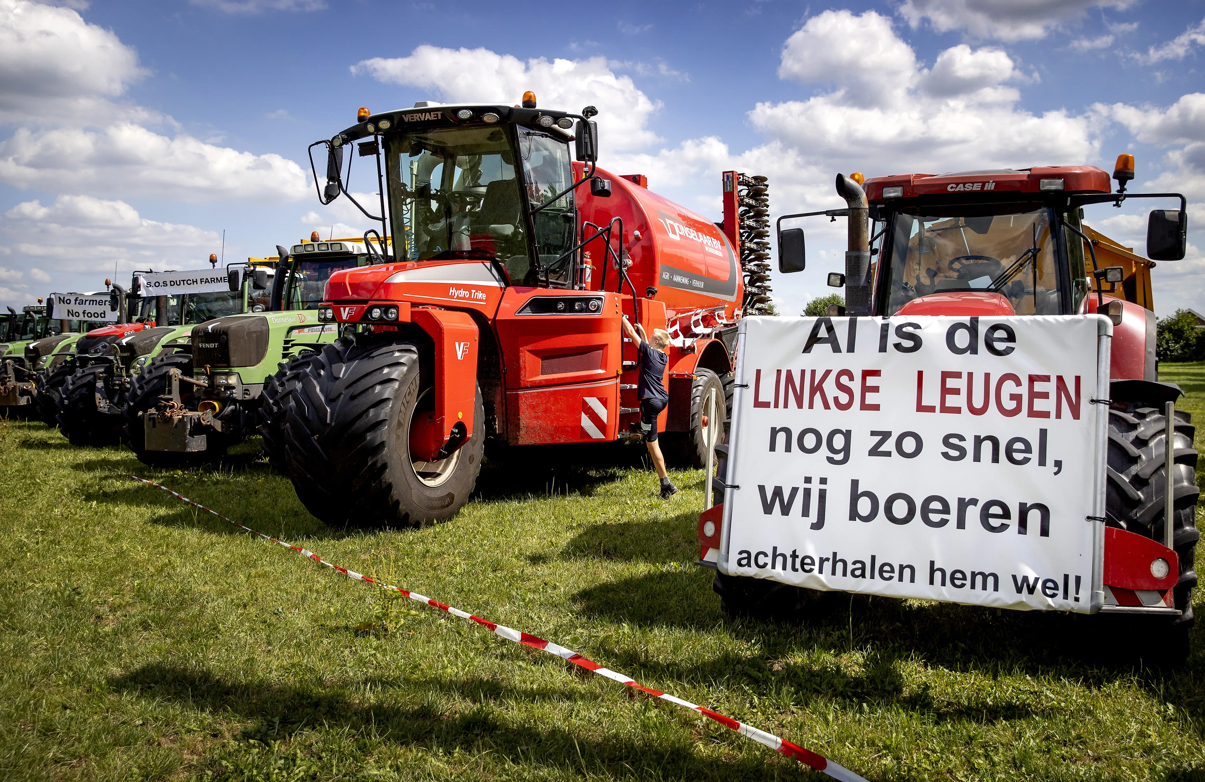 Lange rij trekkers als protest langs route Vuelta in Woudenberg