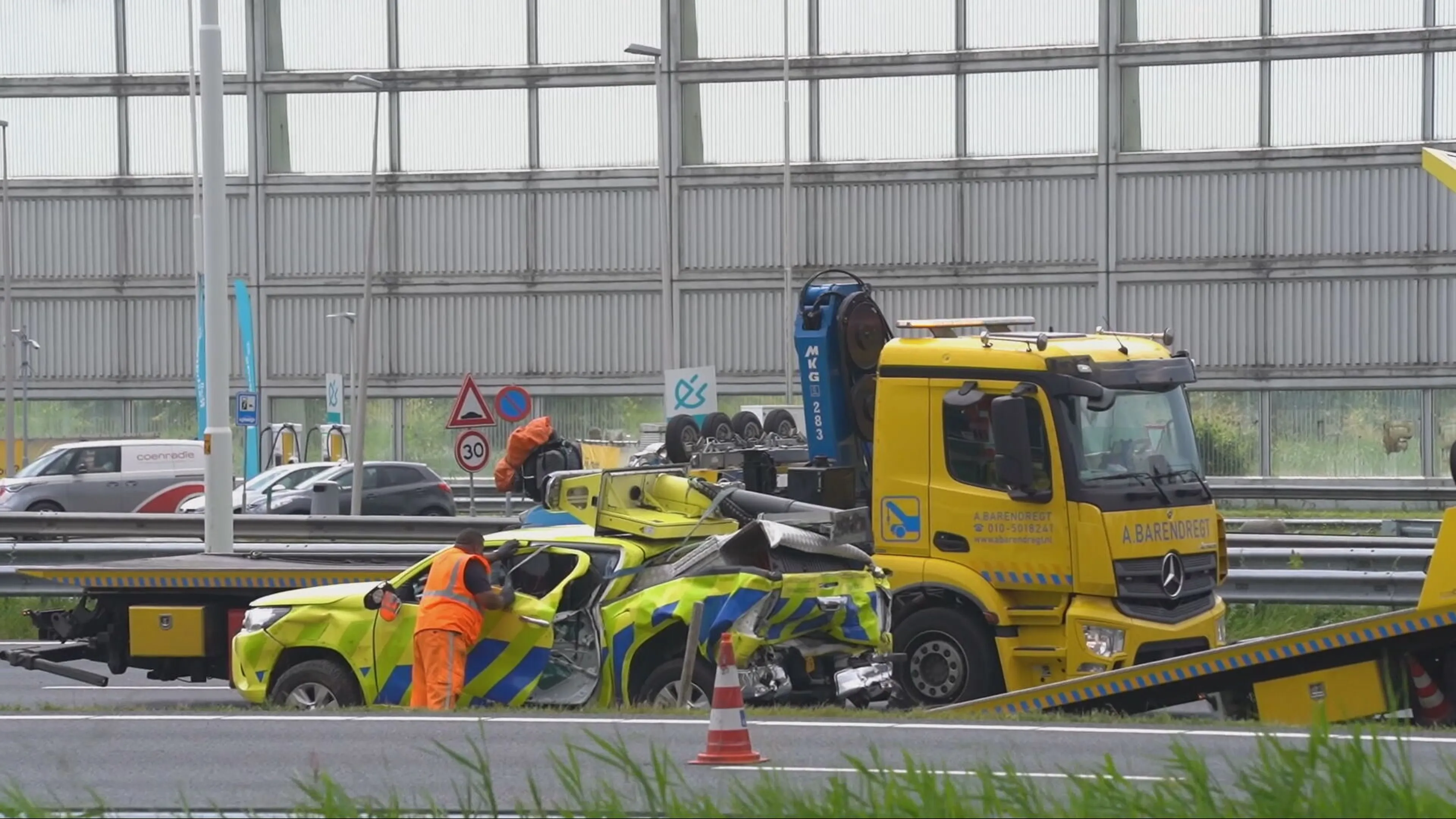 Fors meer aanrijdingen met weginspecteurs, RWS waarschuwt: 'Laat je niet afleiden'