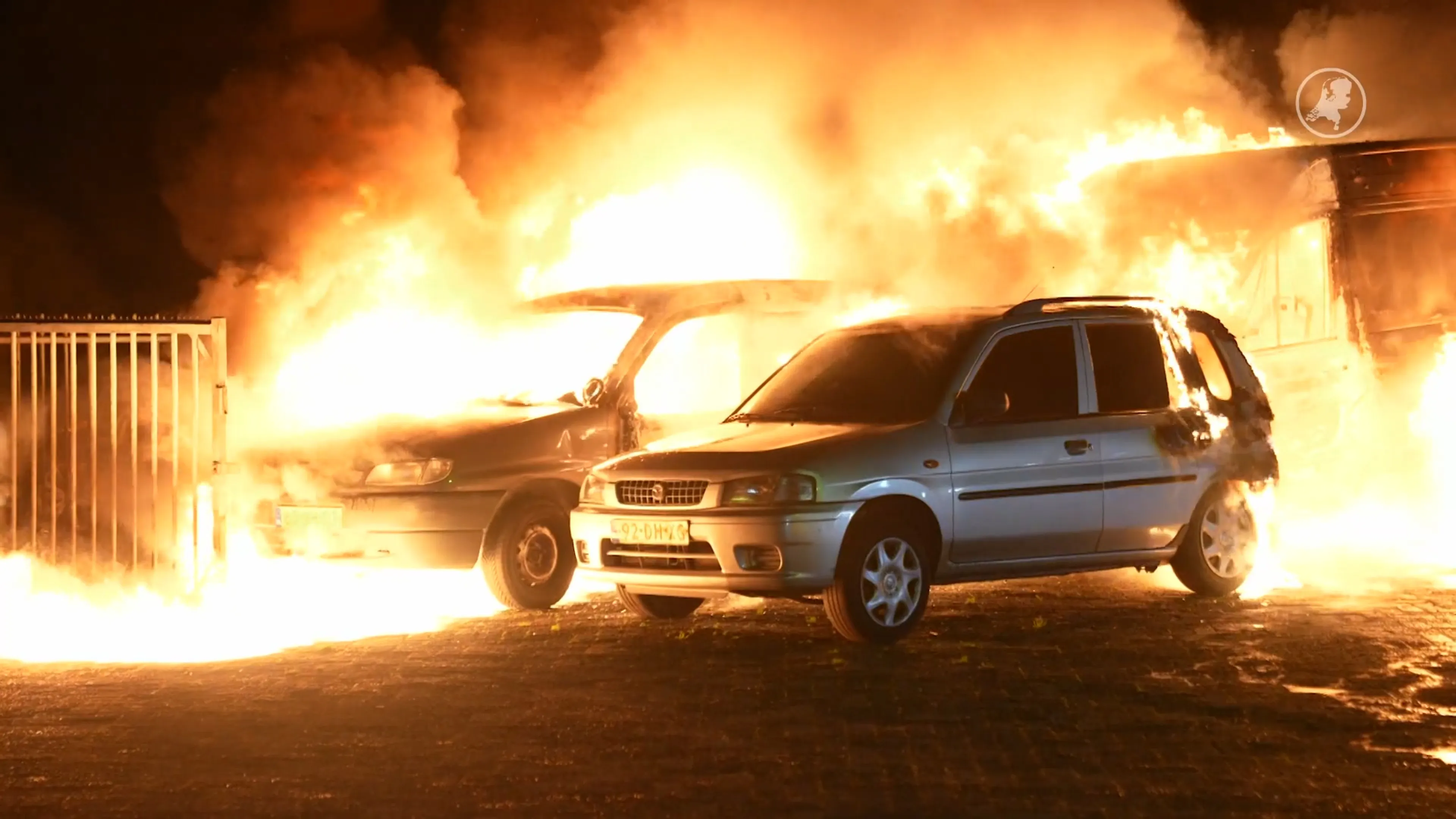 Auto's verwoest door grote brand in Megen, politie moet ingrijpen