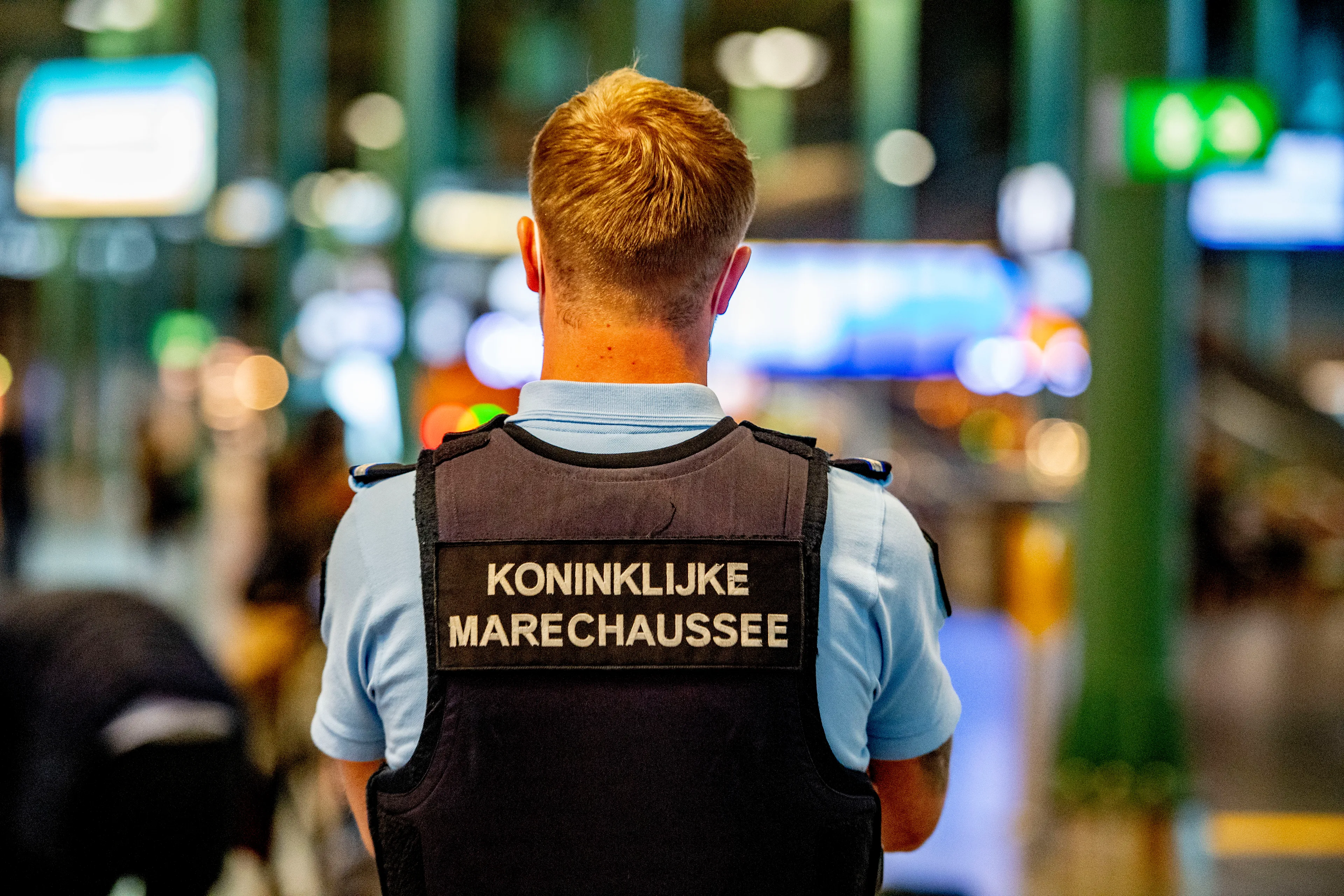 Dronken en overlastgevende passagier aangehouden na bijten Marechaussee in been
