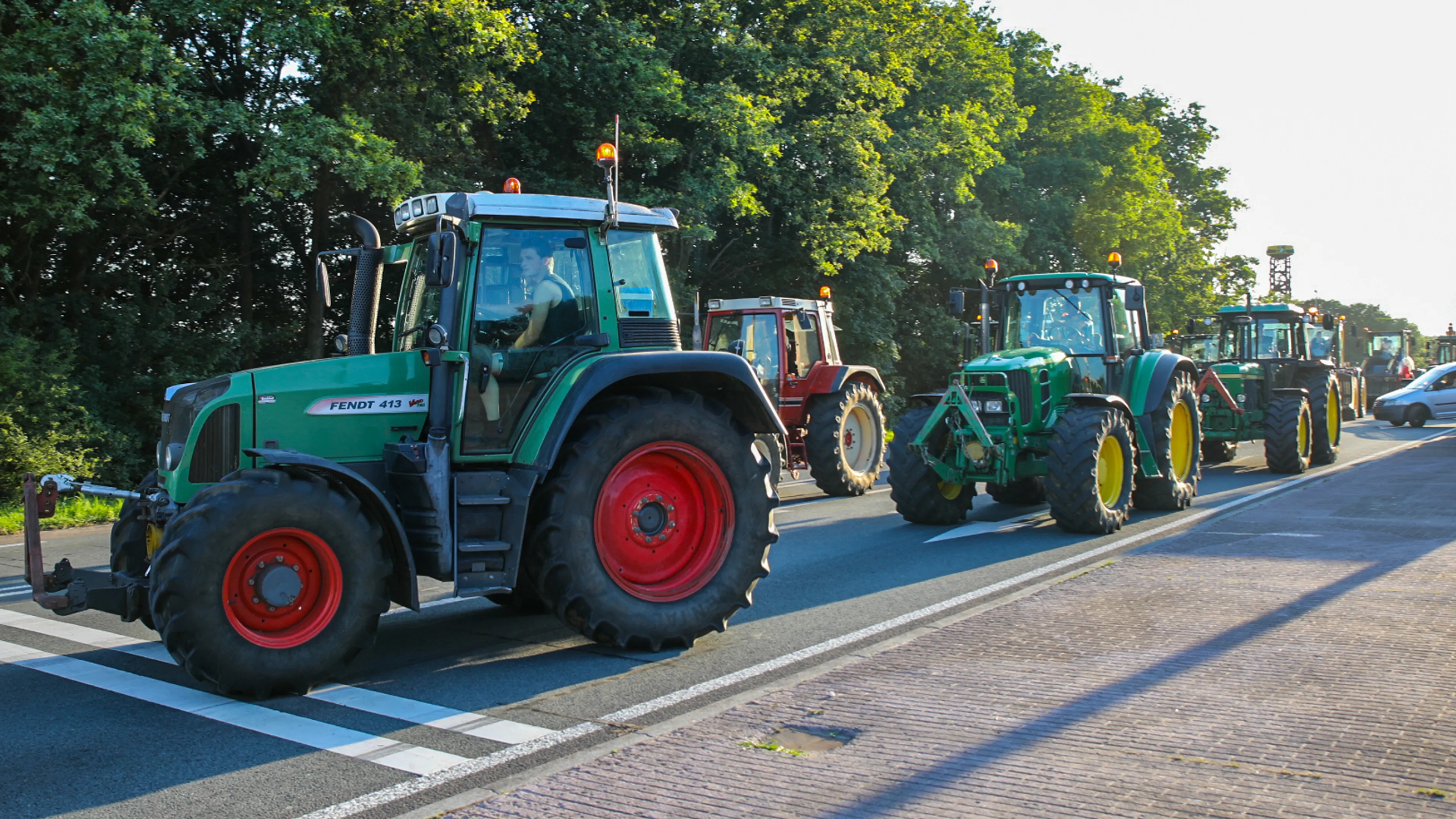 Boeren brengen toeterend bezoek aan woningen Jetten en Bruls