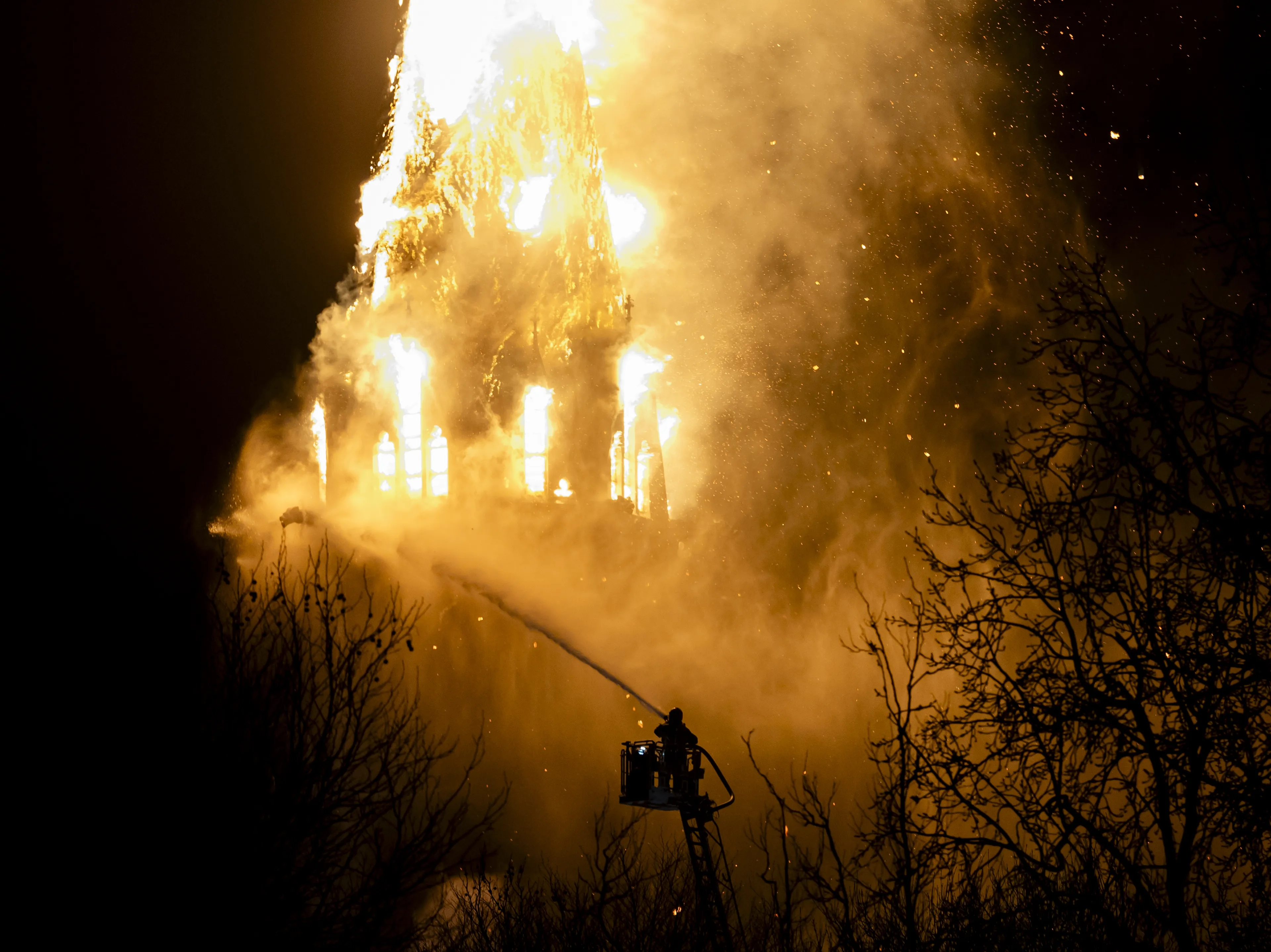 Brand in toren Vondelkerk in Amsterdam, delen top breken af