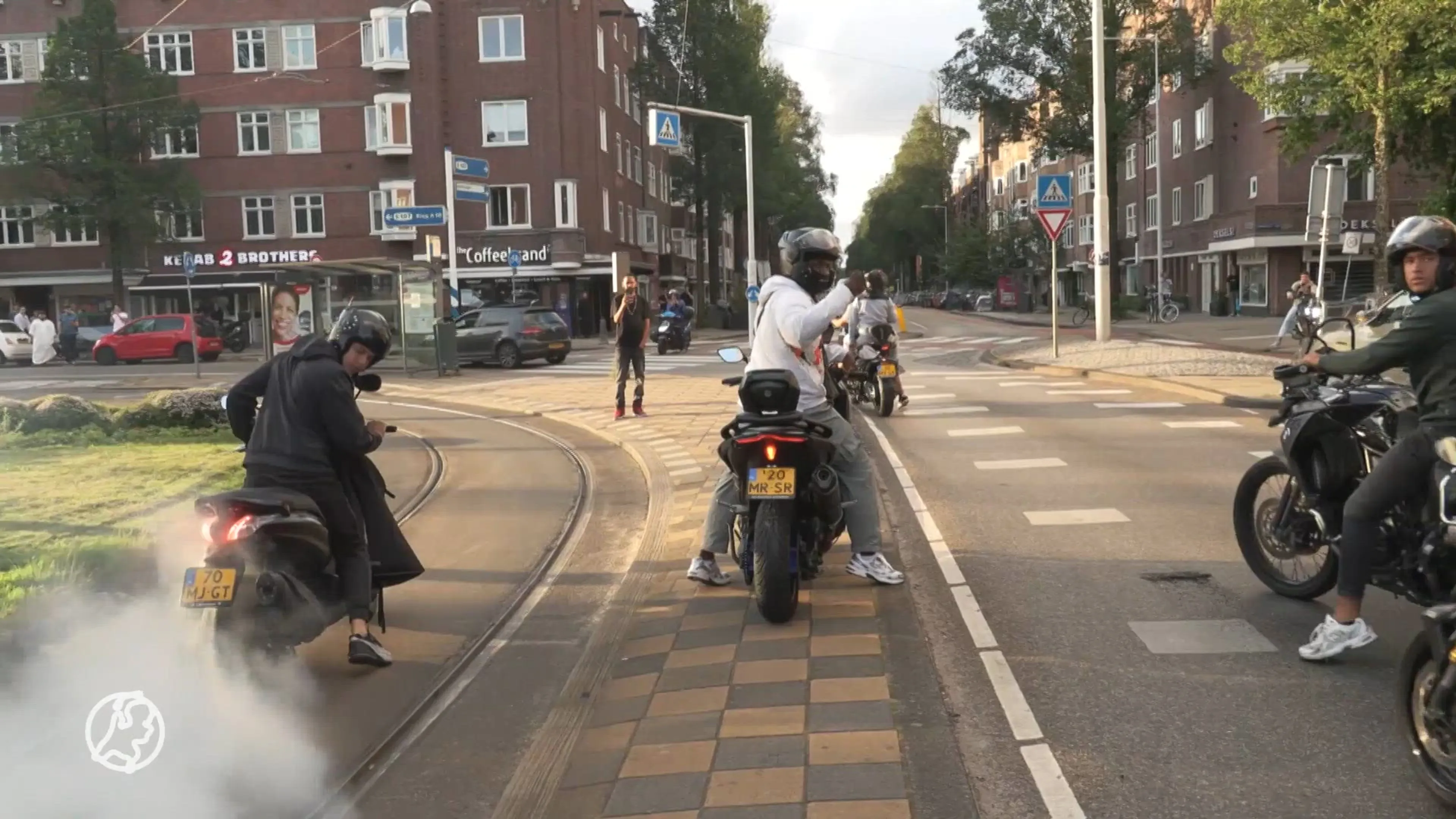 Tientallen motorrijders houden eerbetoon voor doodgestoken man Amsterdam