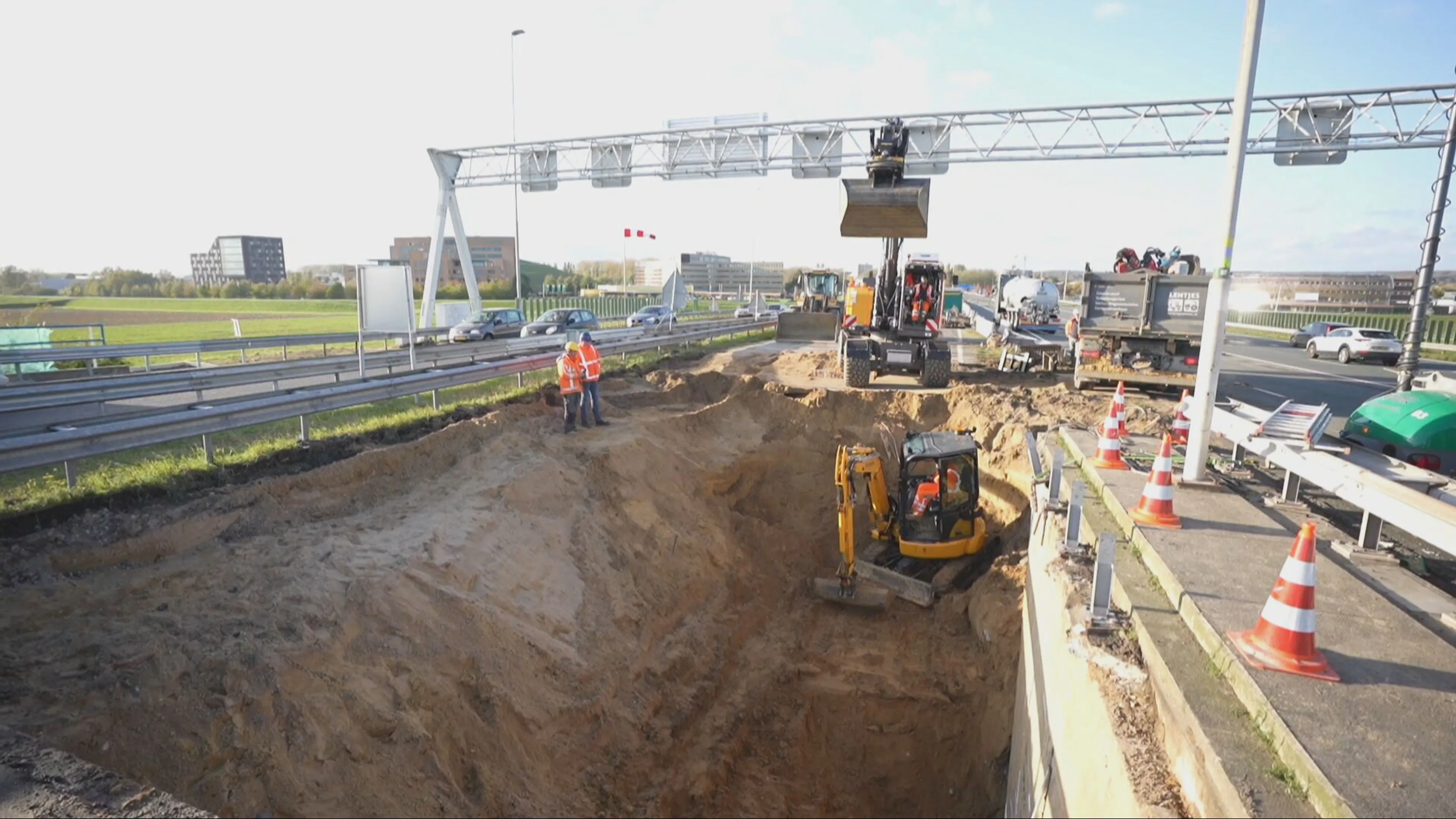 ZIEN: zo groot is de sinkhole onder de A12 bij Arnhem