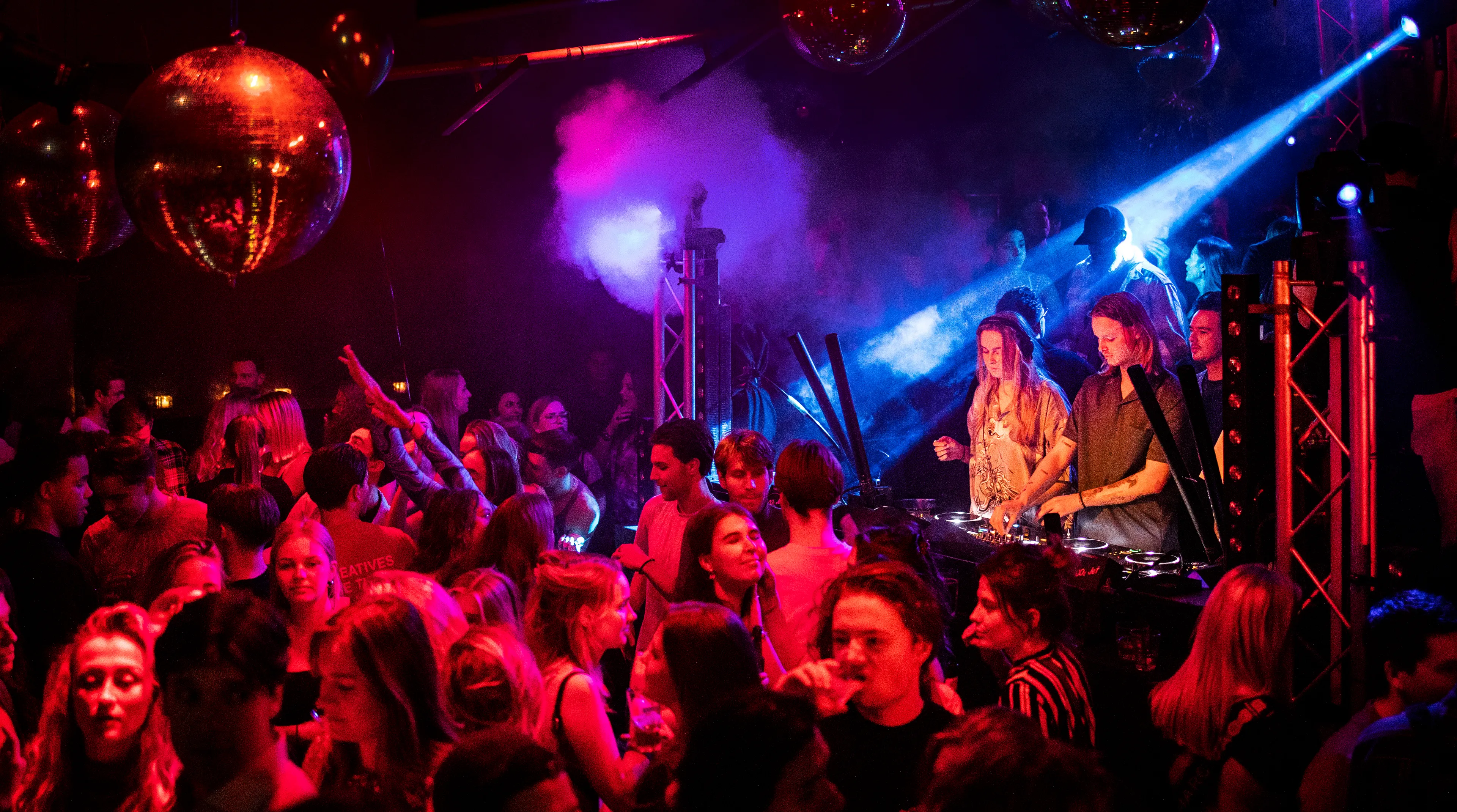 Clubs en discotheken bomvol tijdens actie De Nacht staat op, geen grote incidenten 