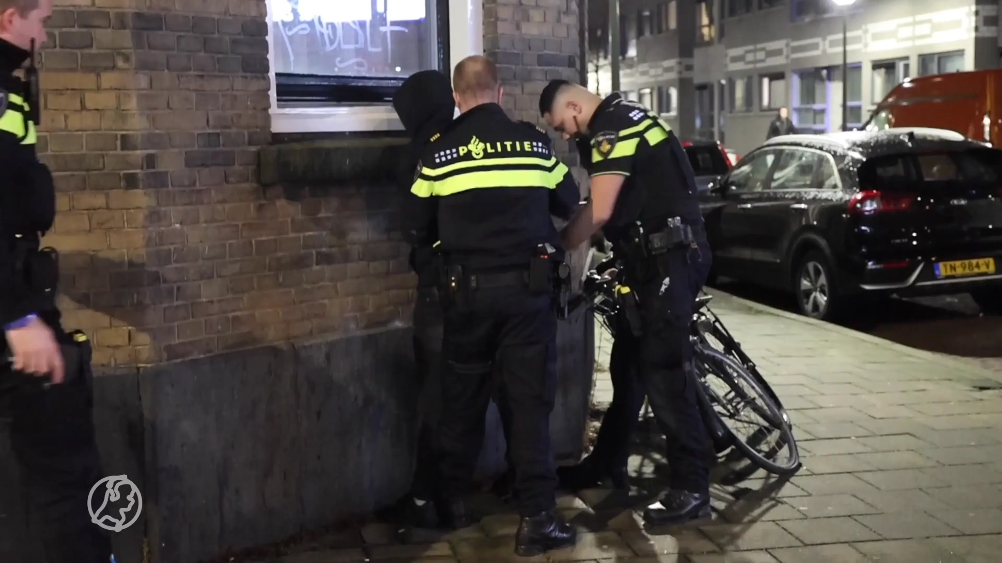 Jonge gewapende overvaller slaat toe bij avondwinkel, verdachte opgepakt