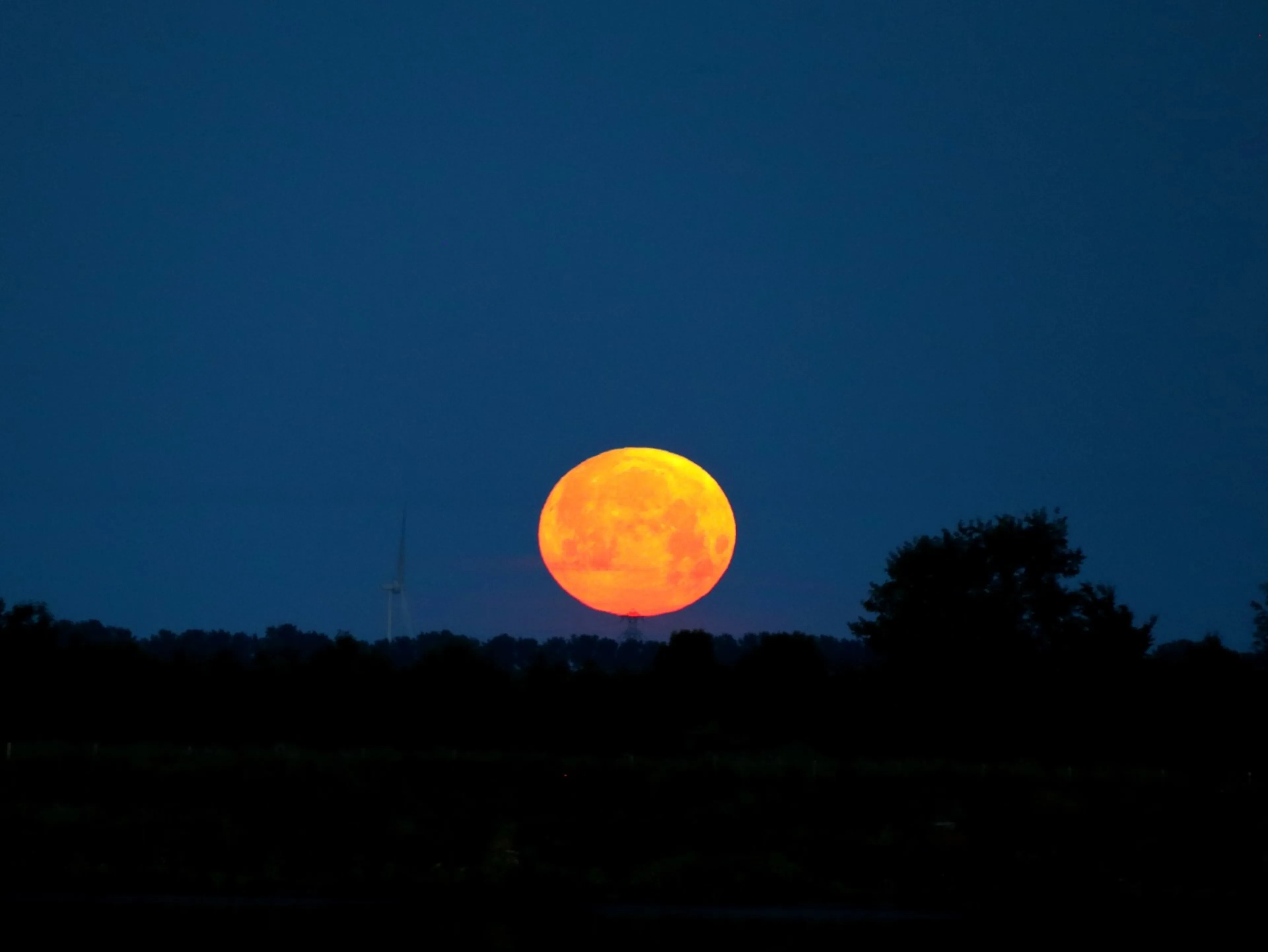Camera in de aanslag: laatste supermaan van het jaar straalt vanavond in volle glorie
