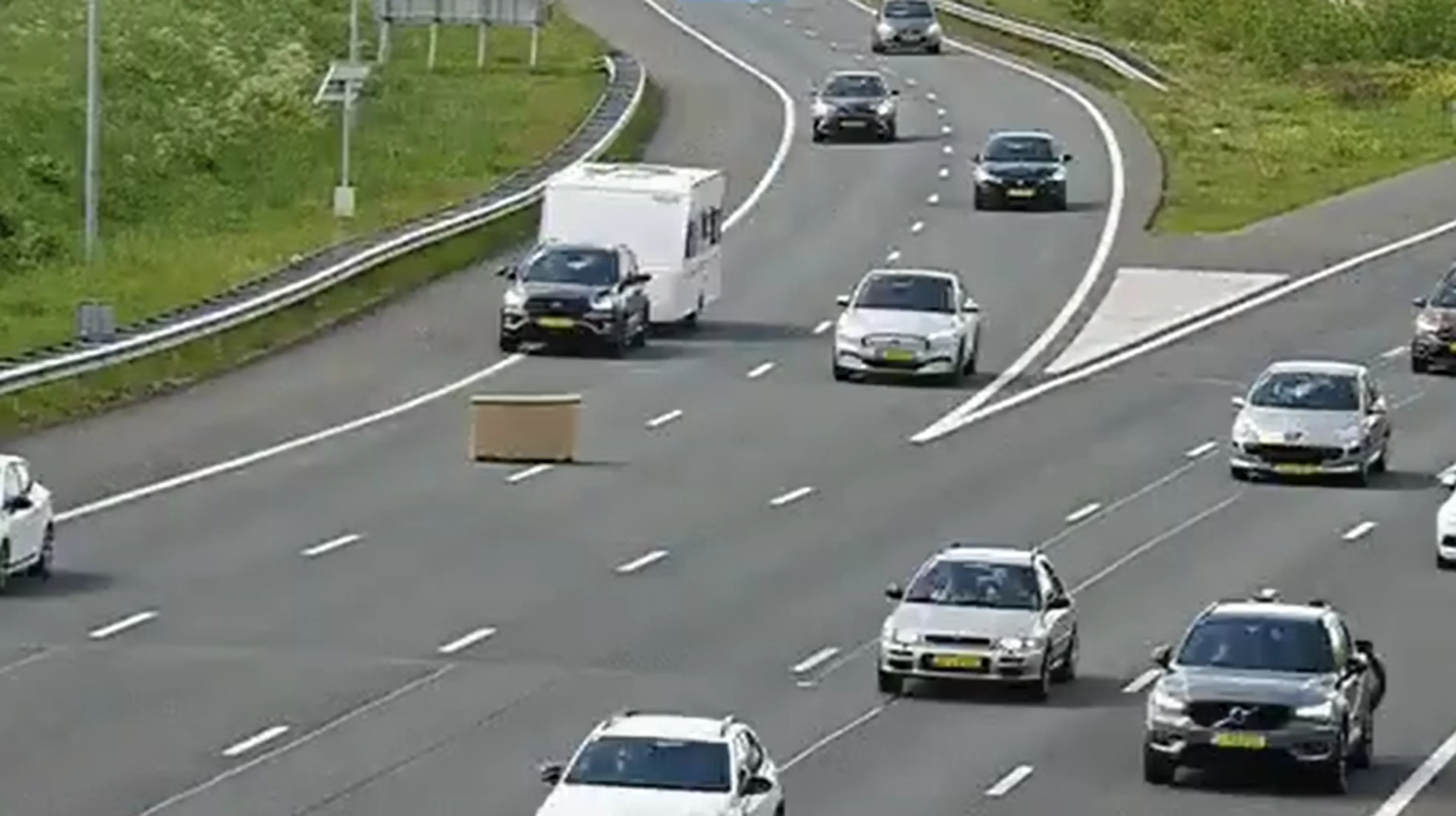 Automobilisten moeten uitwijken voor bankstel op oprit bij Vught