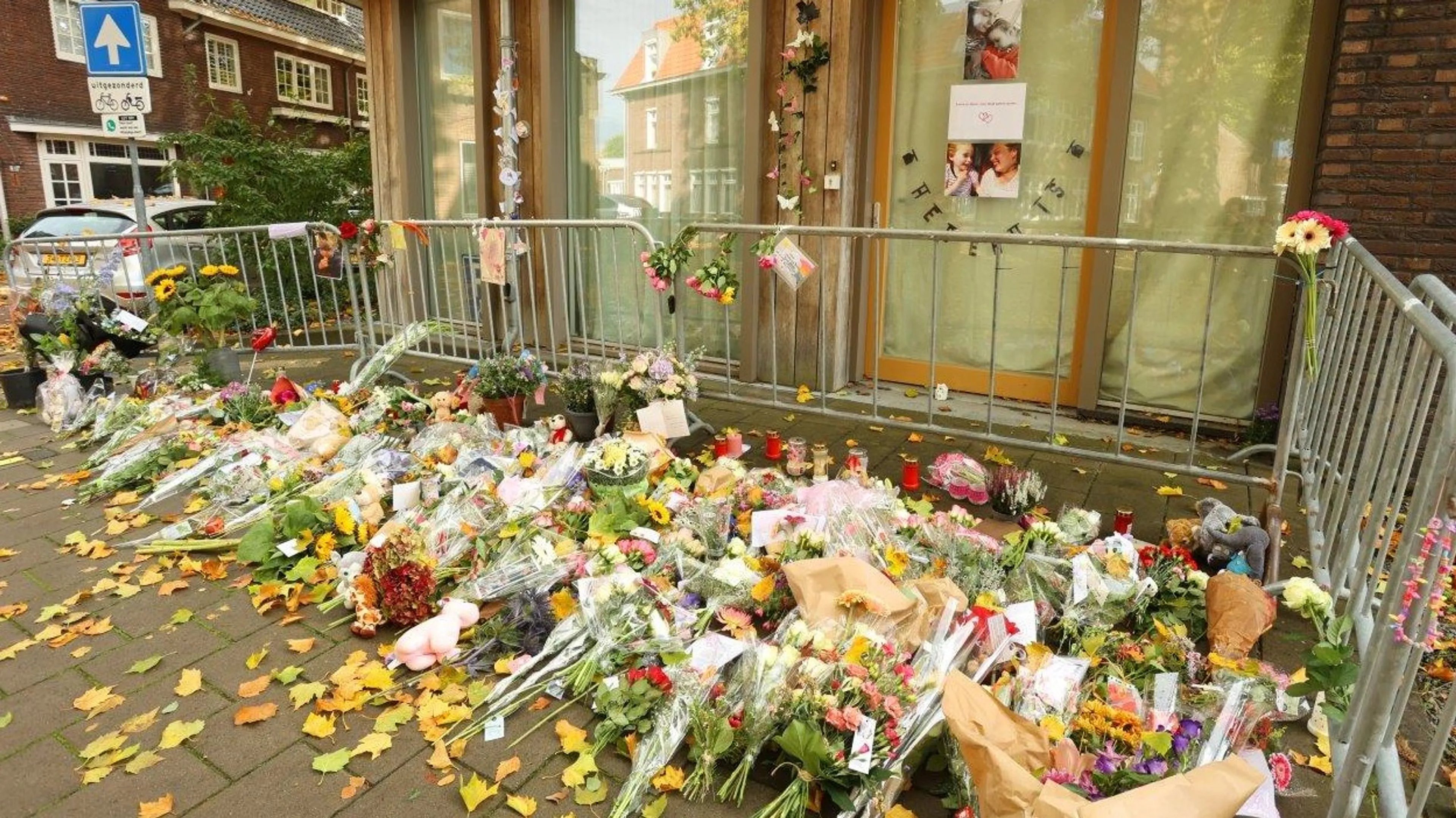 Zee aan bloemen voor overleden Hebe en Sanne wordt steeds groter