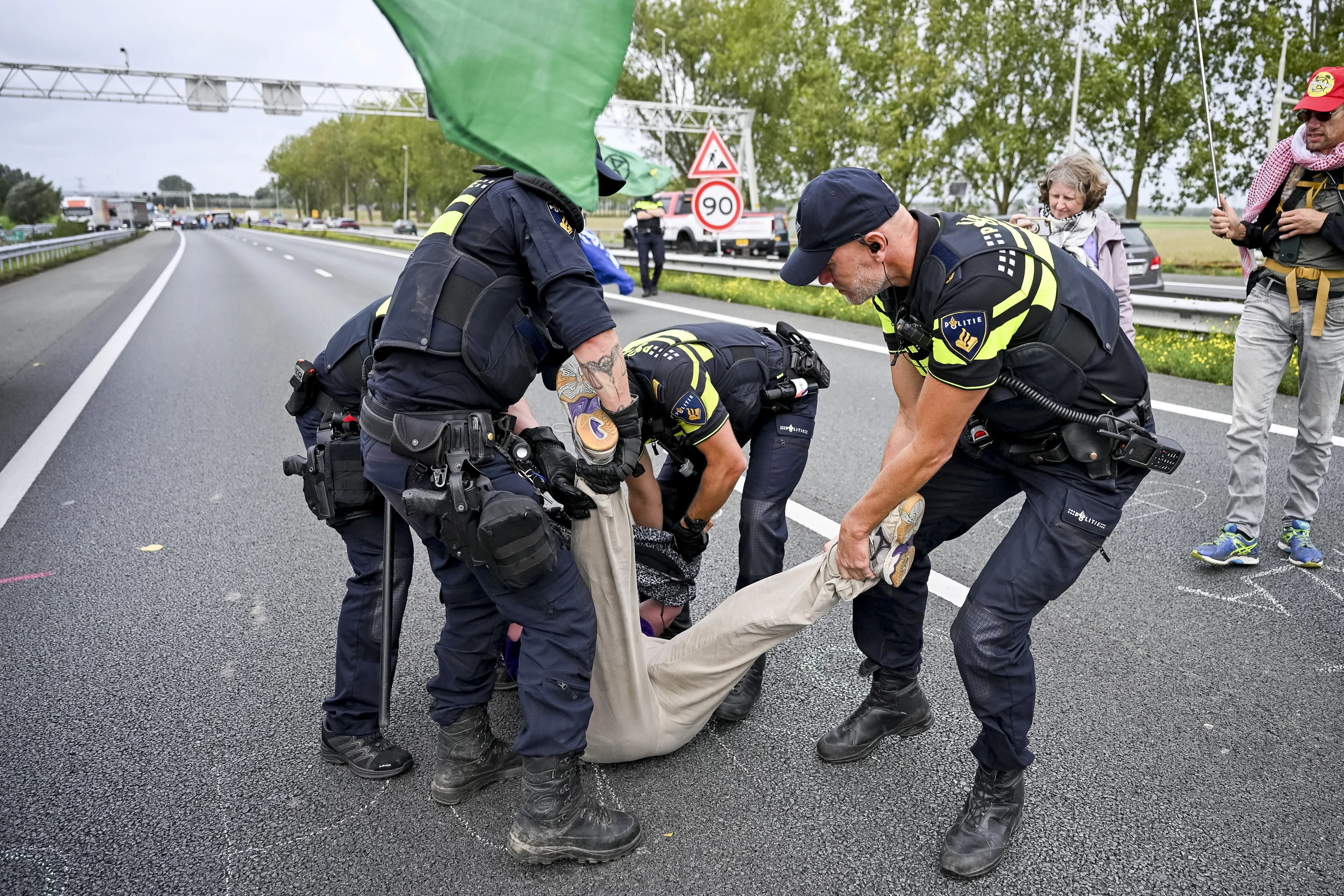 Klimaatactivisten van A12 bij Zevenaar gehaald