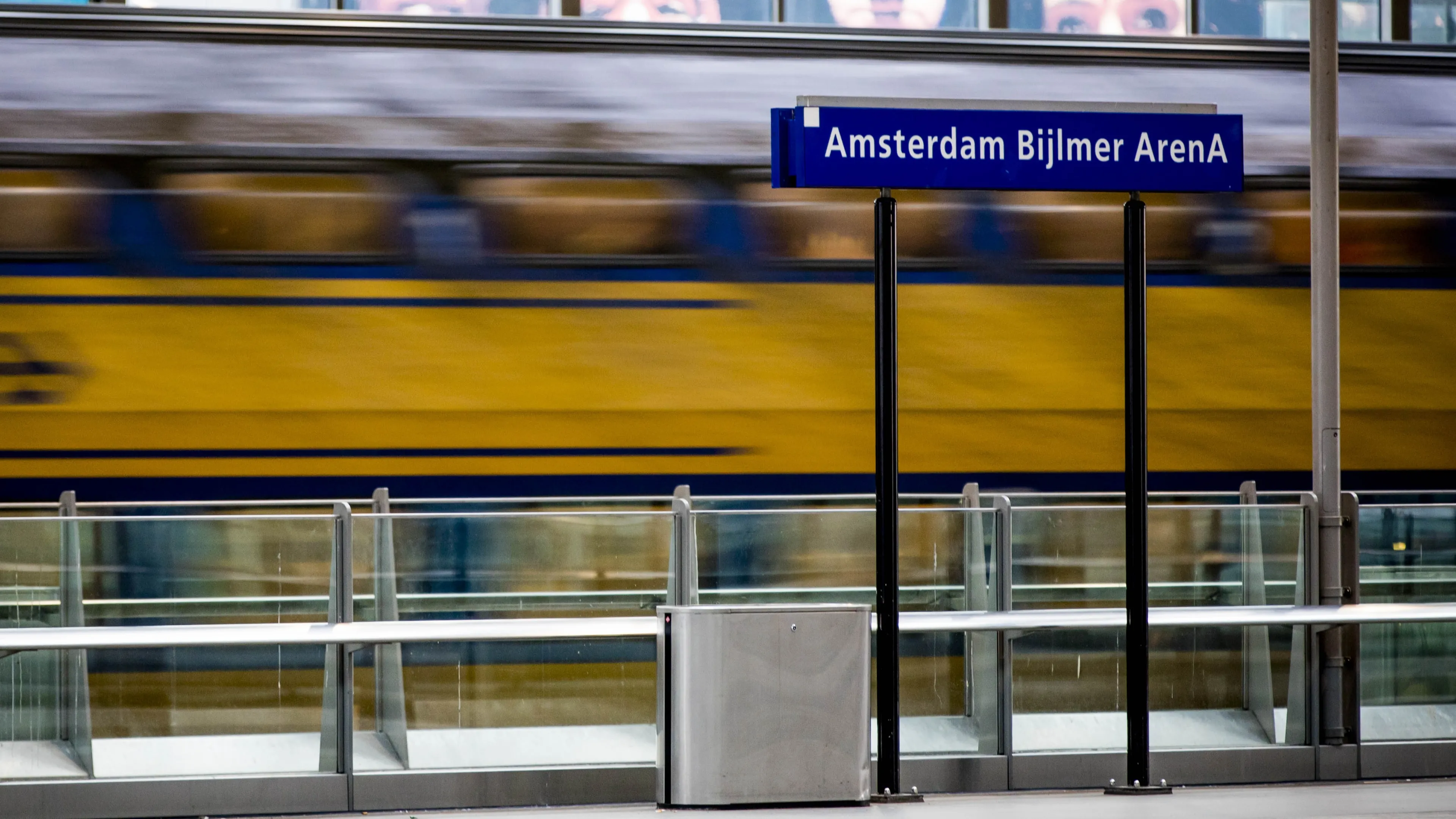Groep schopt onbekende jongen tegen hoofd en duwt hem op spoor