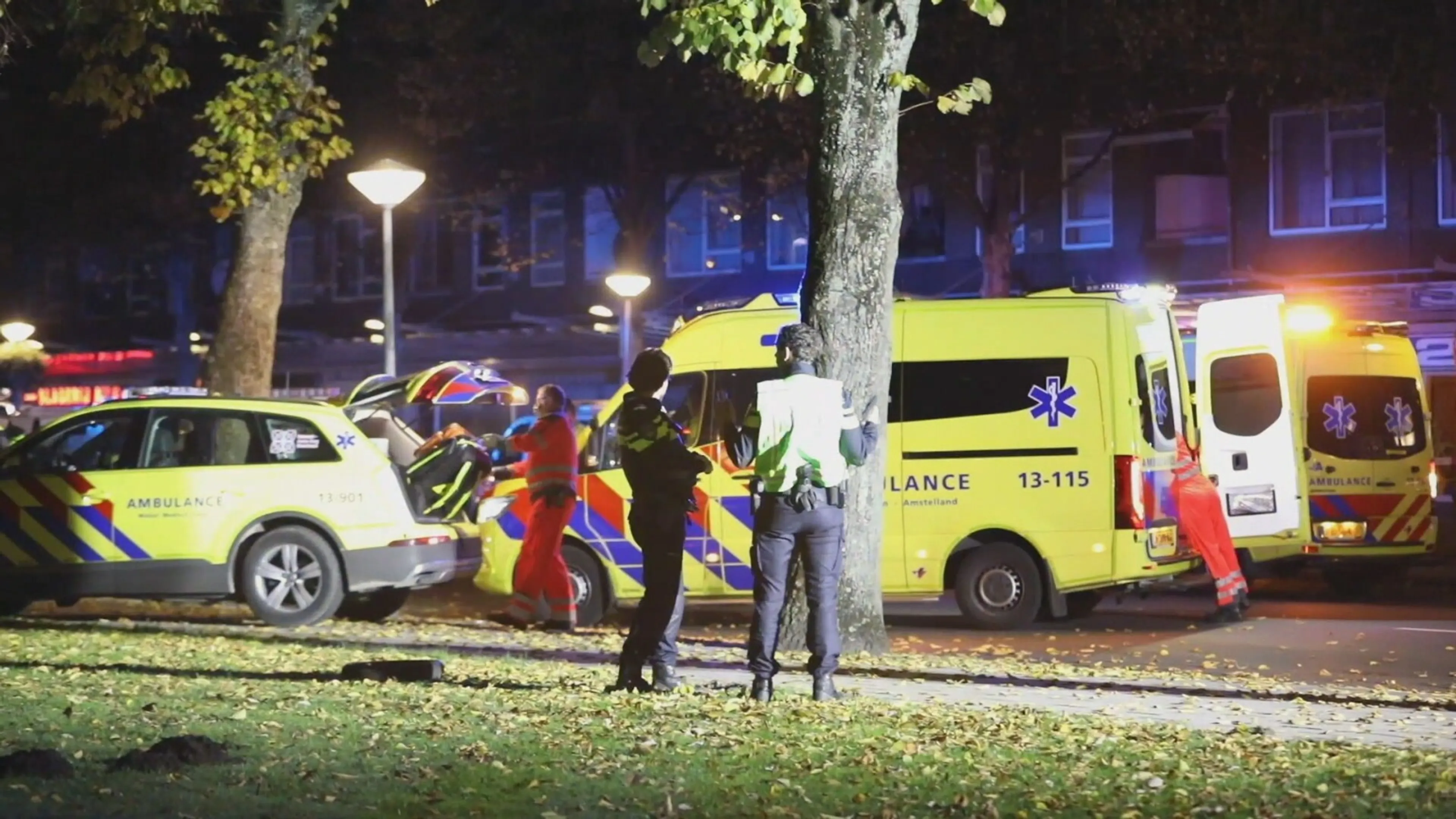 Man (33) wordt meerdere keren beschoten in Amsterdam en overlijdt