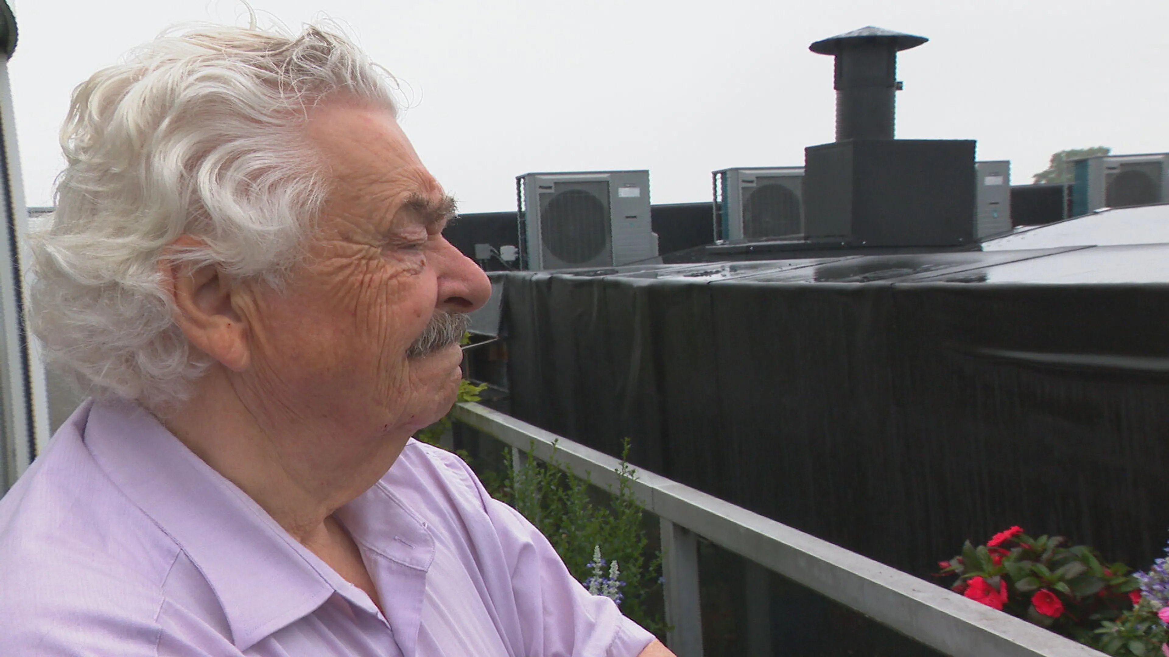 Carel strijdt tegen 'zwart monster' voor zijn balkon: 'Een hele muur, op twee meter afstand'