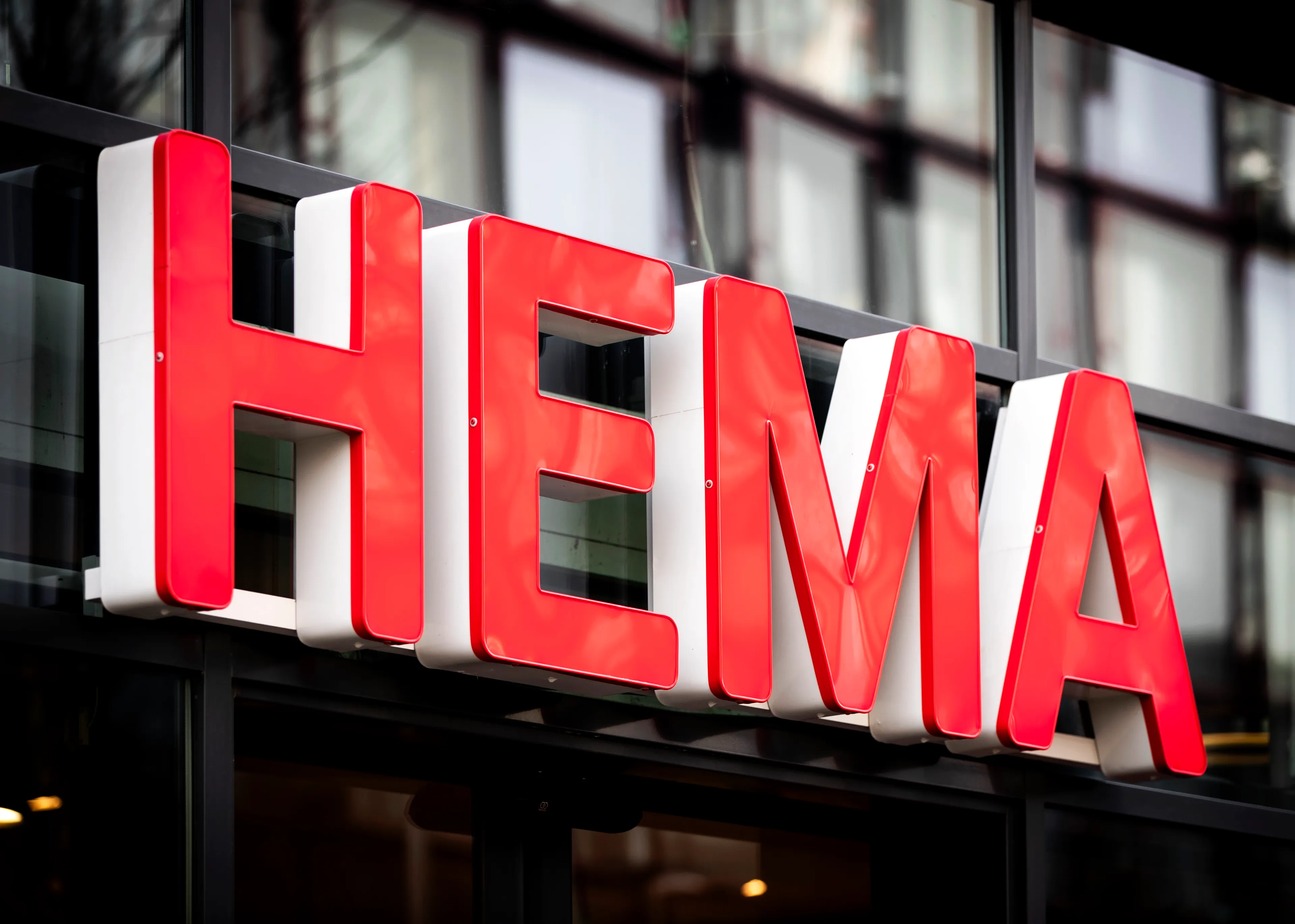 HEMA zet model in met stoma in haar ondergoed en het internet gaat los