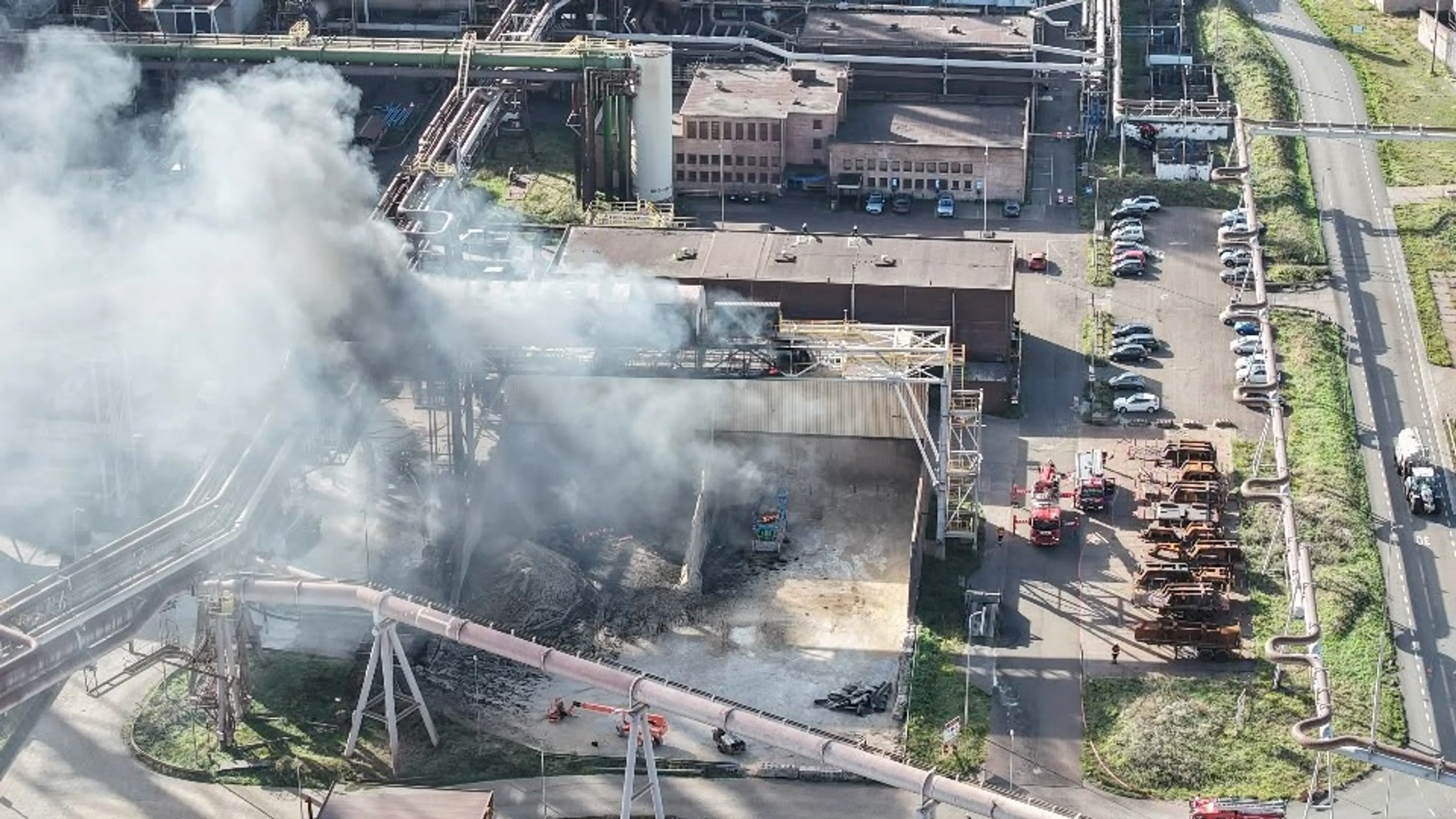 Veel rook bij zeer grote brand bij Tata Steel in IJmuiden