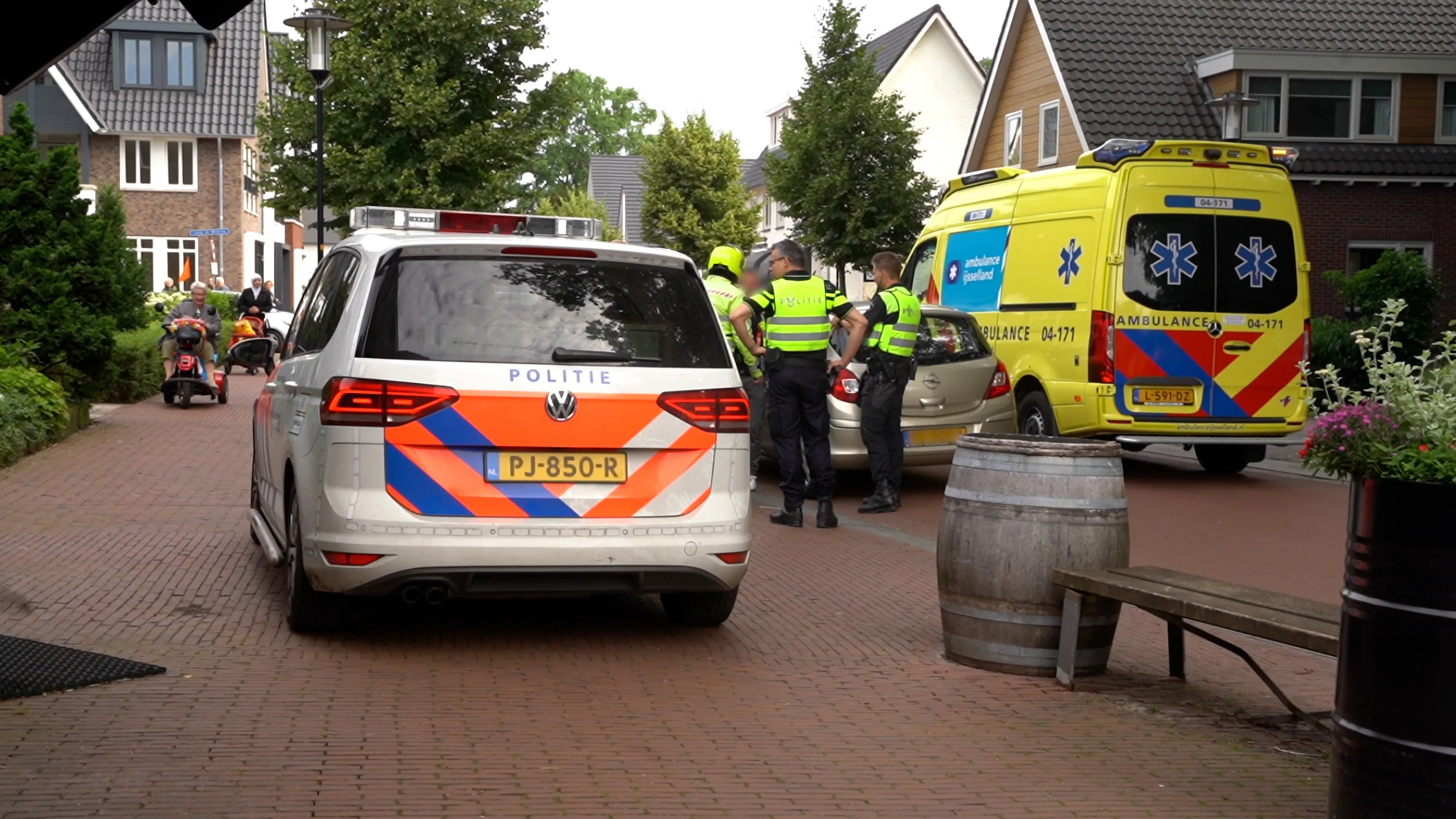 Fietser schrikt en valt door voorbijrazende auto, wordt vervolgens mishandeld door automobilist