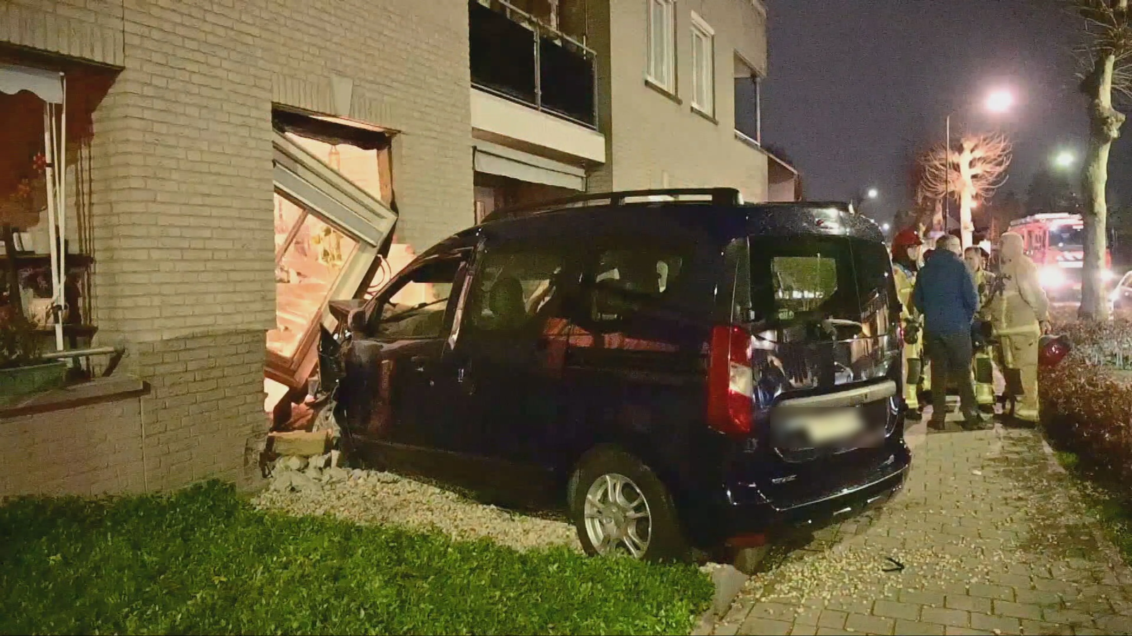 Enorme klap in Hapert: auto rijdt woning binnen
