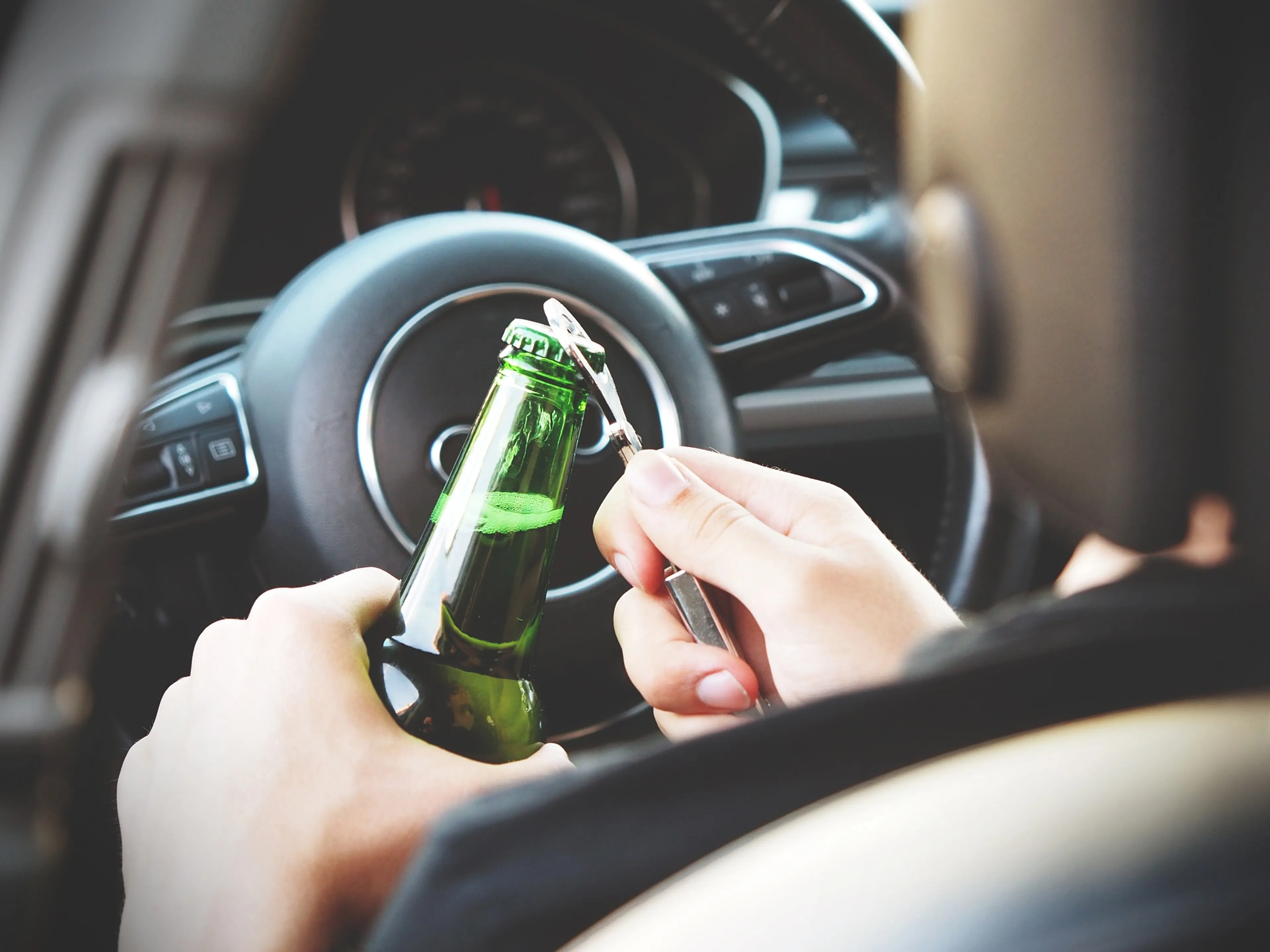 Man met alcohol op rijdt tegen boom en trekt daarna biertje open