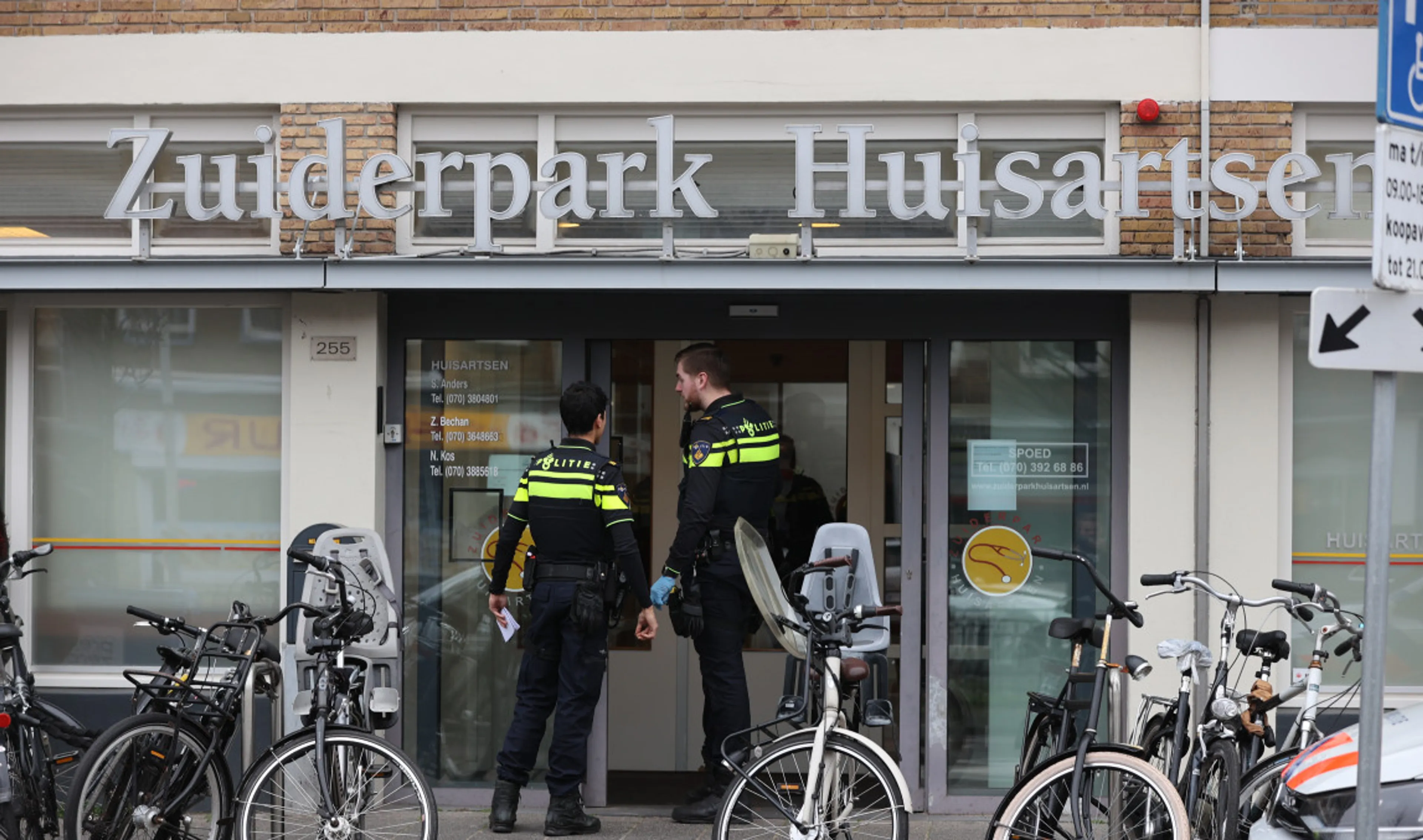 Medewerker huisartsenpraktijk Den Haag neergestoken, slachtoffer naar ziekenhuis