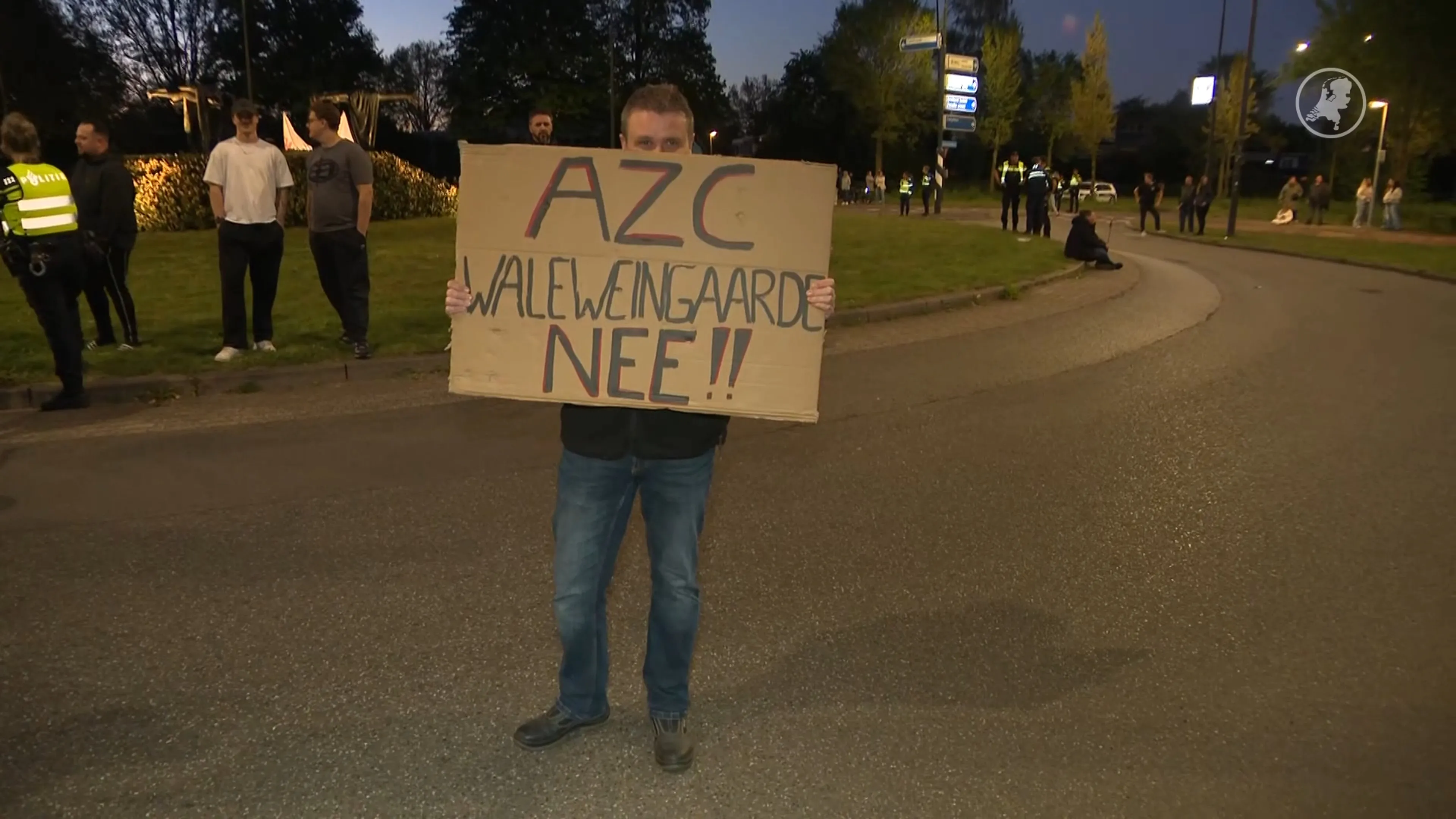 Bewoners demonstreren tegen komst AZC naast school voor speciaal onderwijs in Apeldoorn