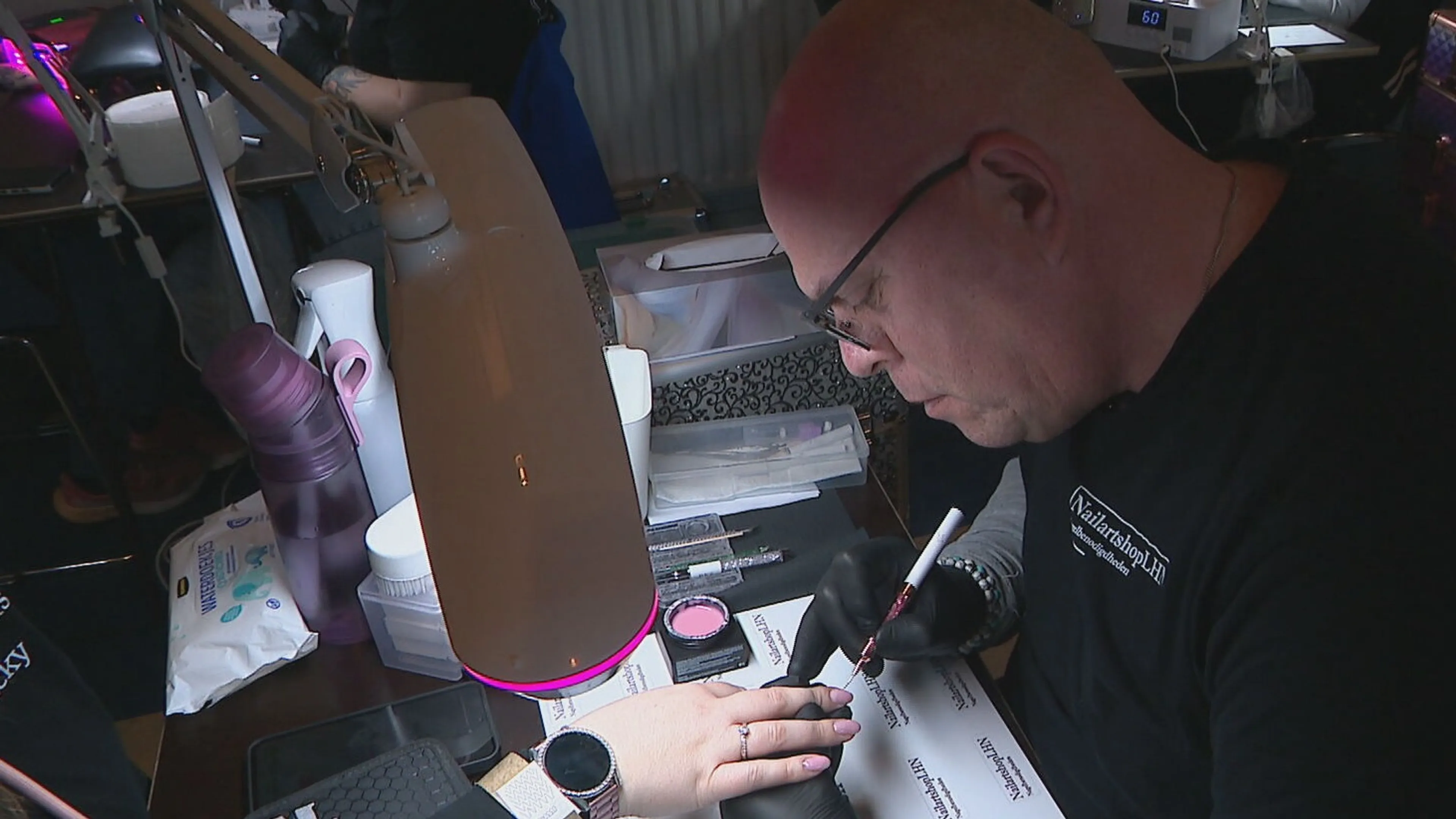 Heftruckchauffeur Michael vindt rust in zijn hobby: nagelstylen