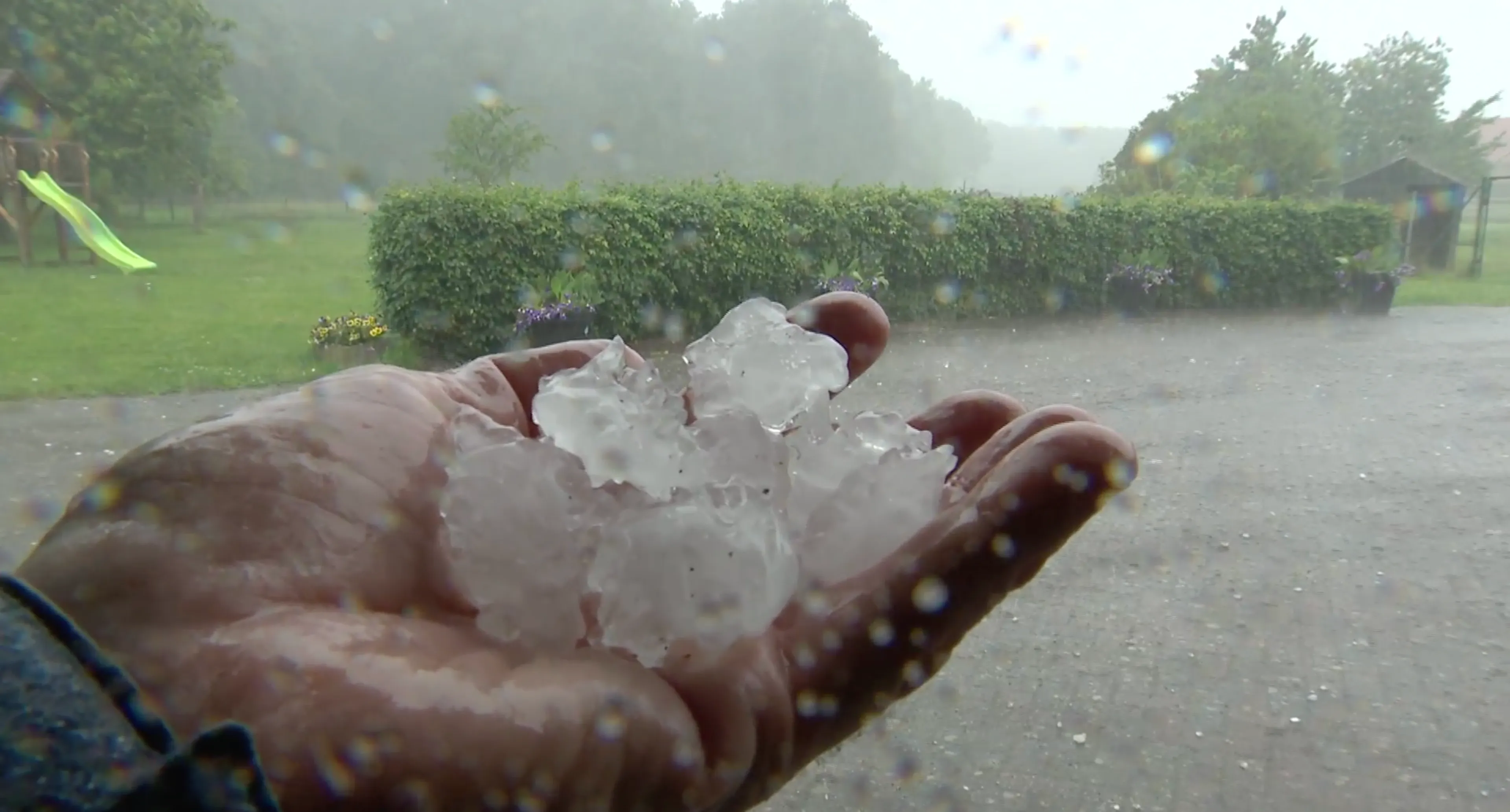 Hagelstenen zo groot als golfballen bij noodweer in Limburg