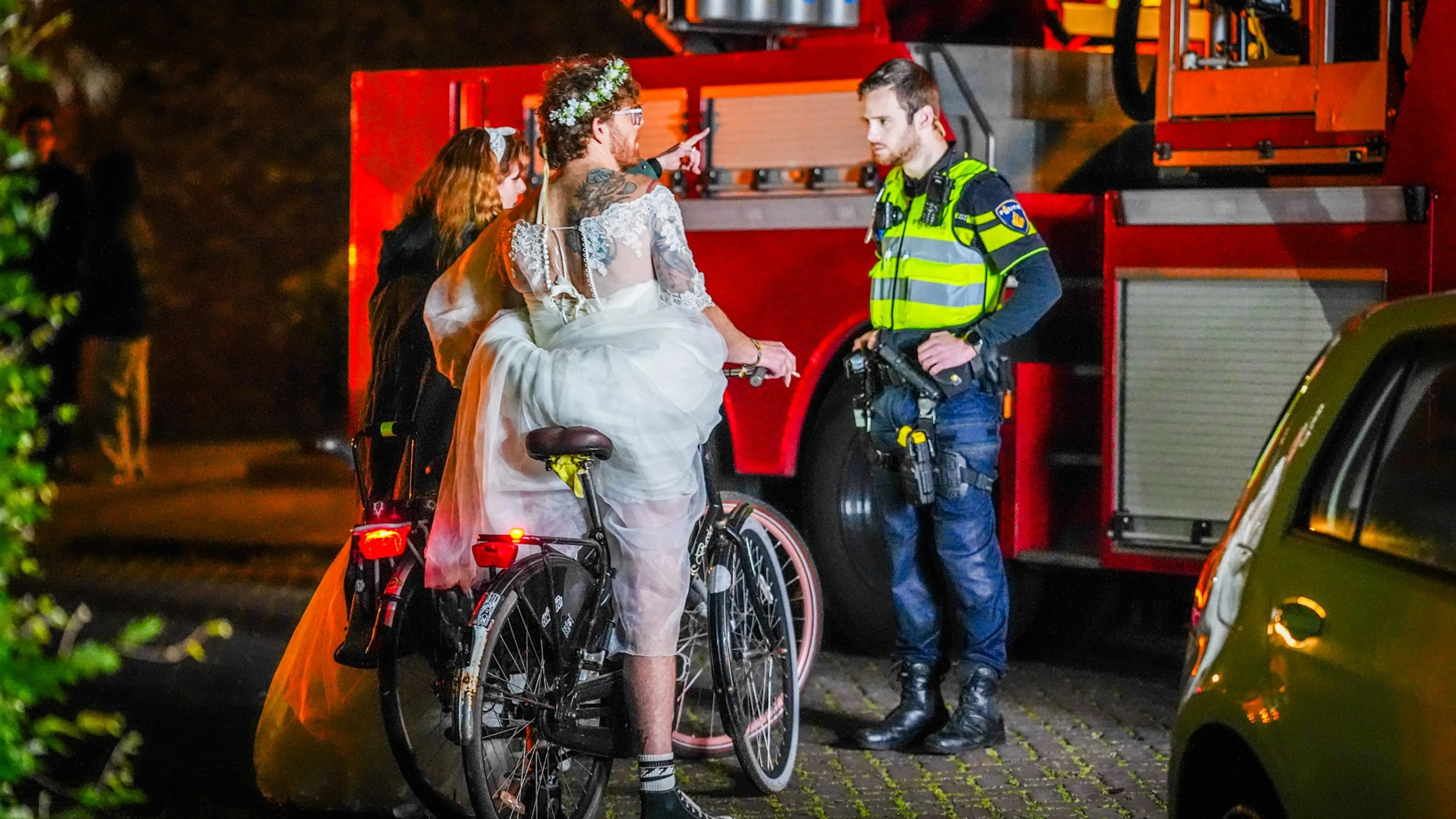 'Vrouw ontsnapt aan brand dankzij mannen in bruidsjurken'
