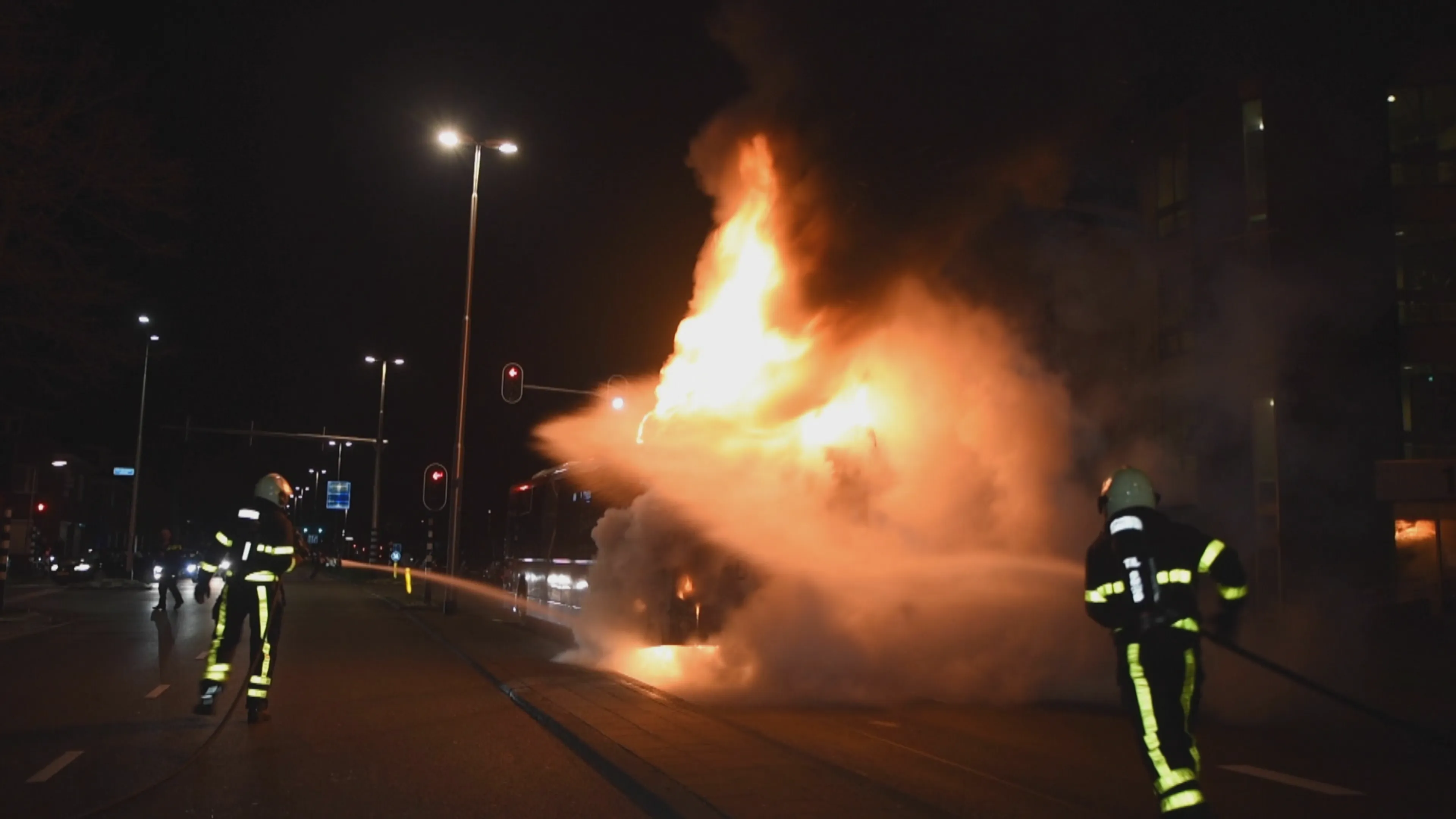Stadsbus vol met passagiers vliegt in brand in Tilburg