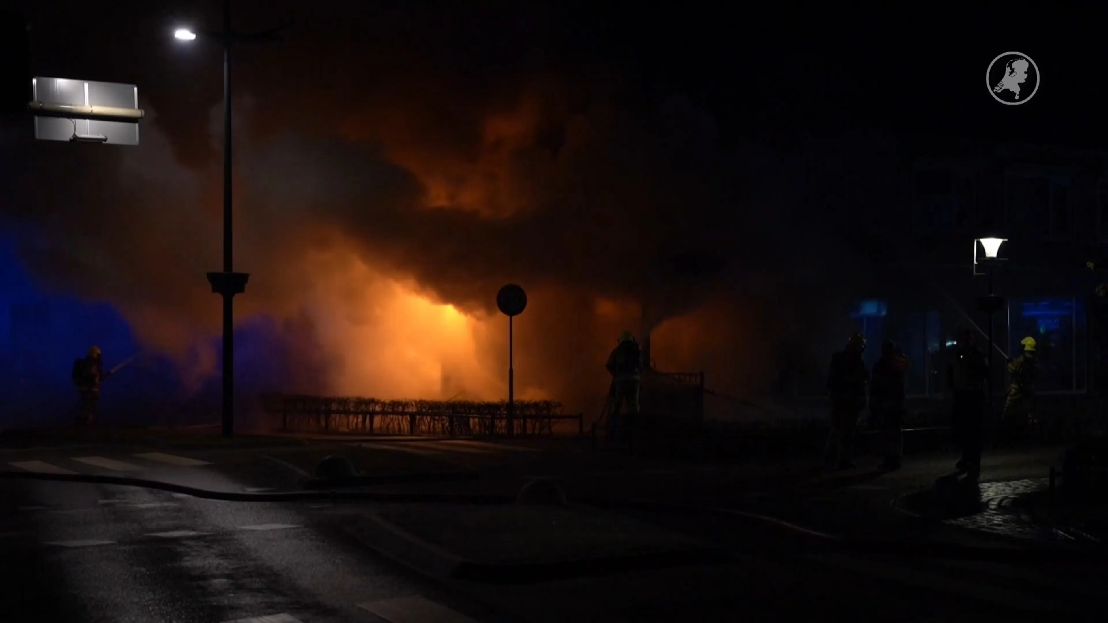 Zeer grote brand in centrum van Druten, schoenwinkel gaat in vlammen op