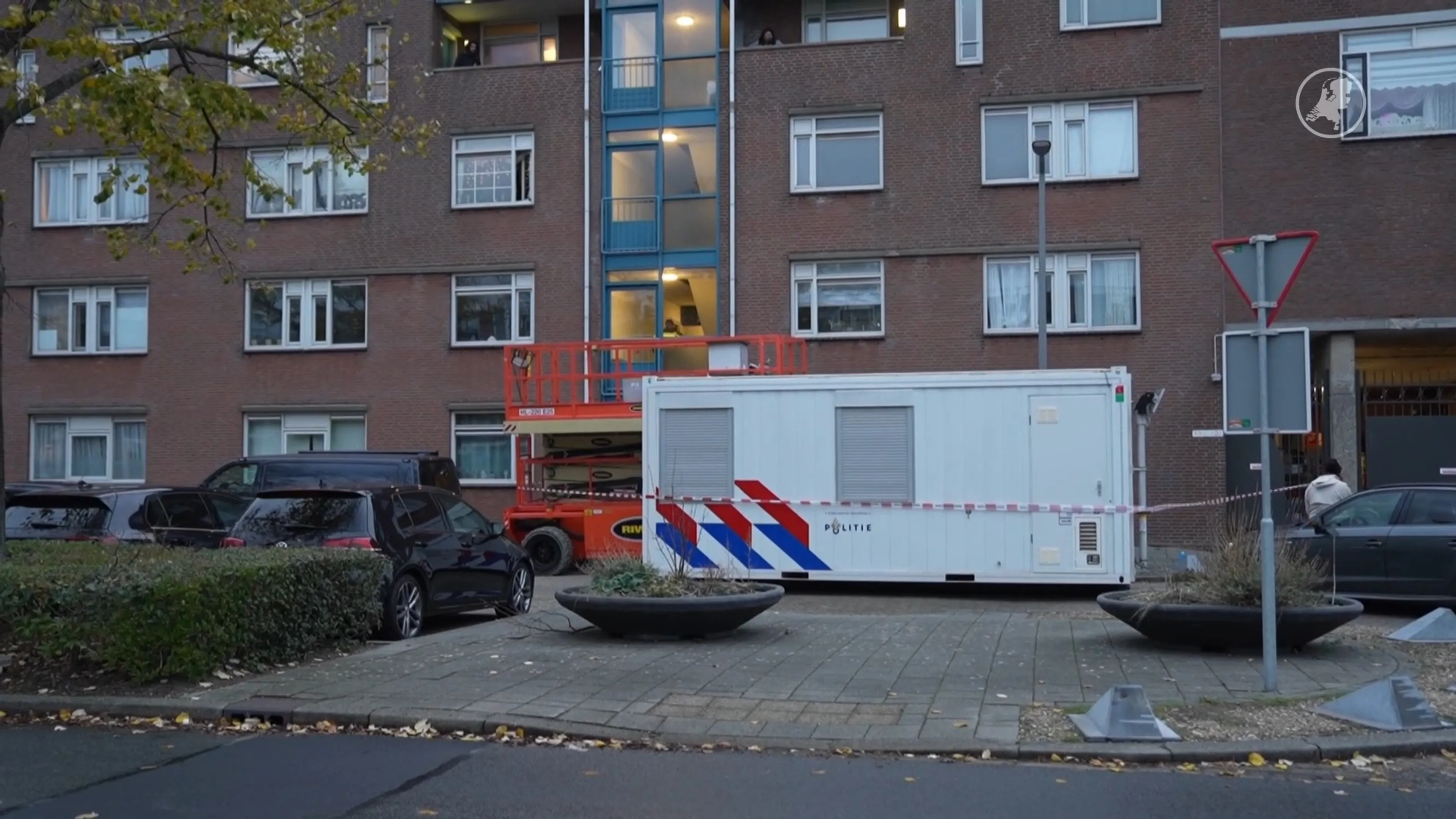 Man doodgeschoten in woning Rotterdam, twee verdachten aangehouden