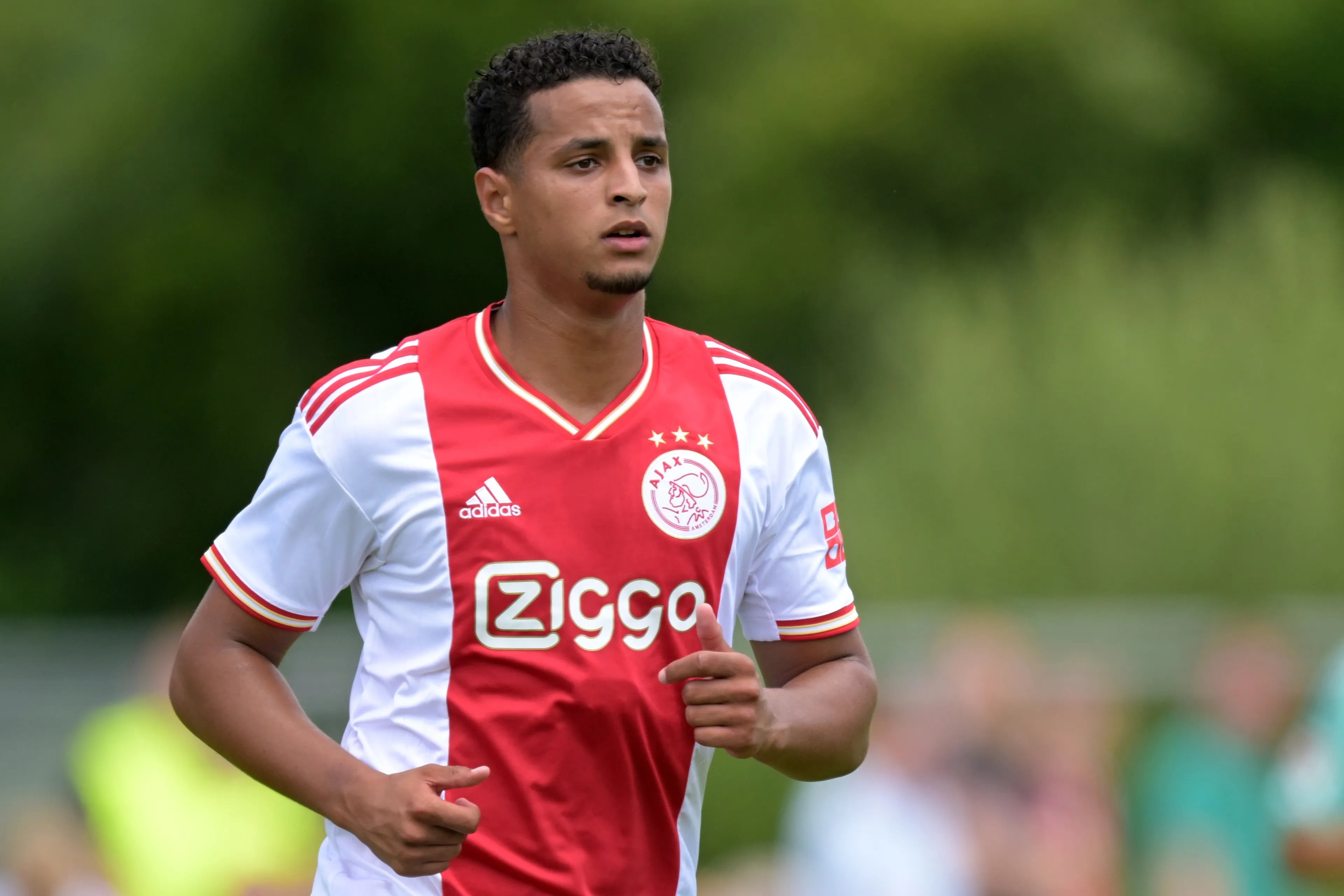 Voetballer Mo Ihattaren wordt vervolgd voor mishandeling