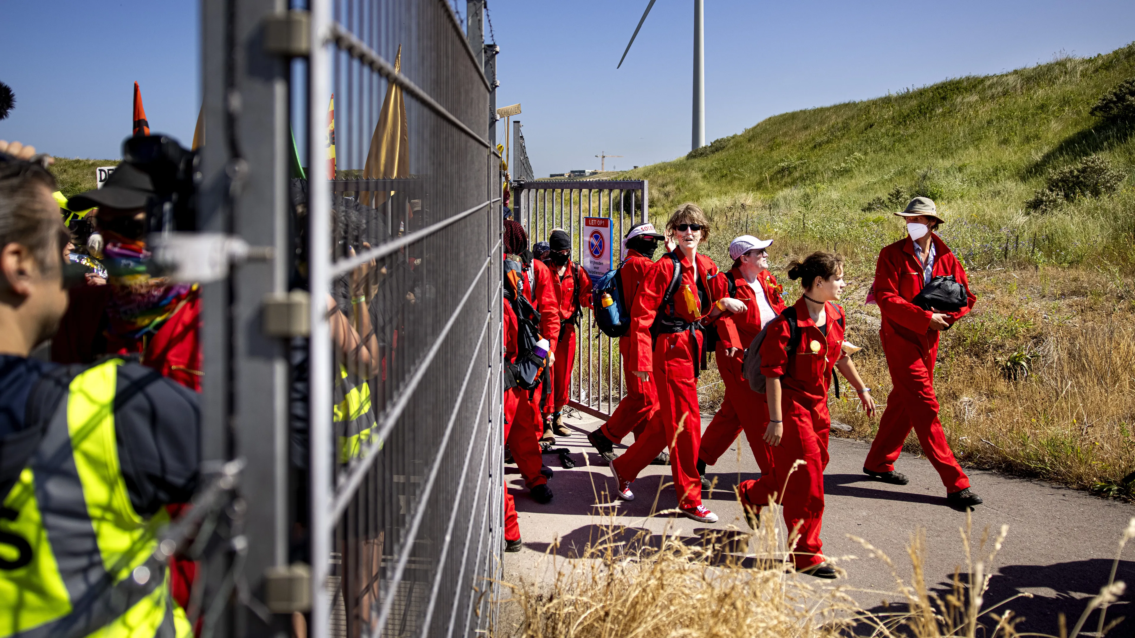 Klimaatactivisten breken door hekken bij Tata Steel
