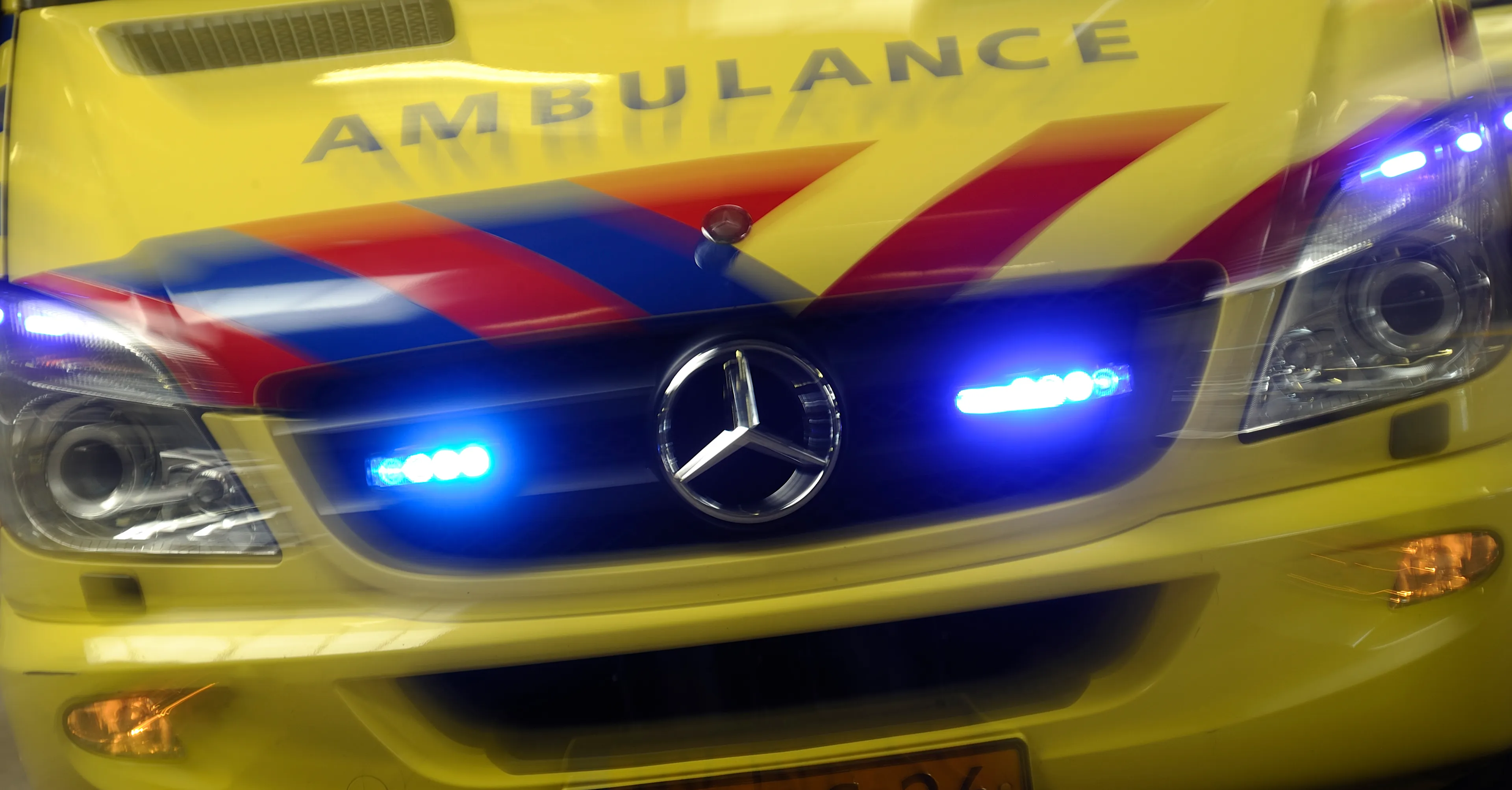 Automobilist (33) overleden door botsing met vrachtwagen bij Burgerbrug
