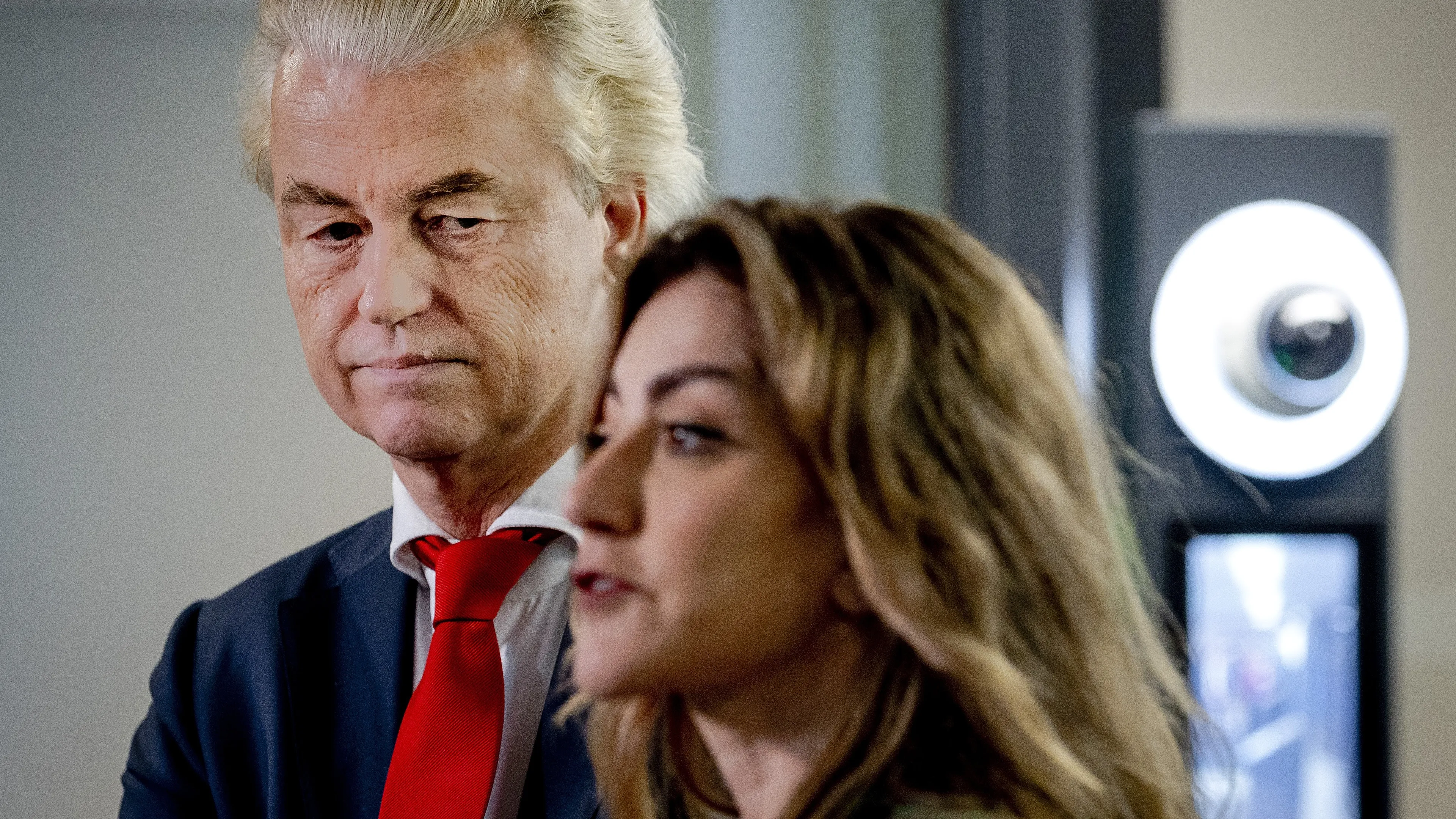 VVD duikelt naar laagste zetelaantal sinds 2009, PVV stijgt naar recordhoogte