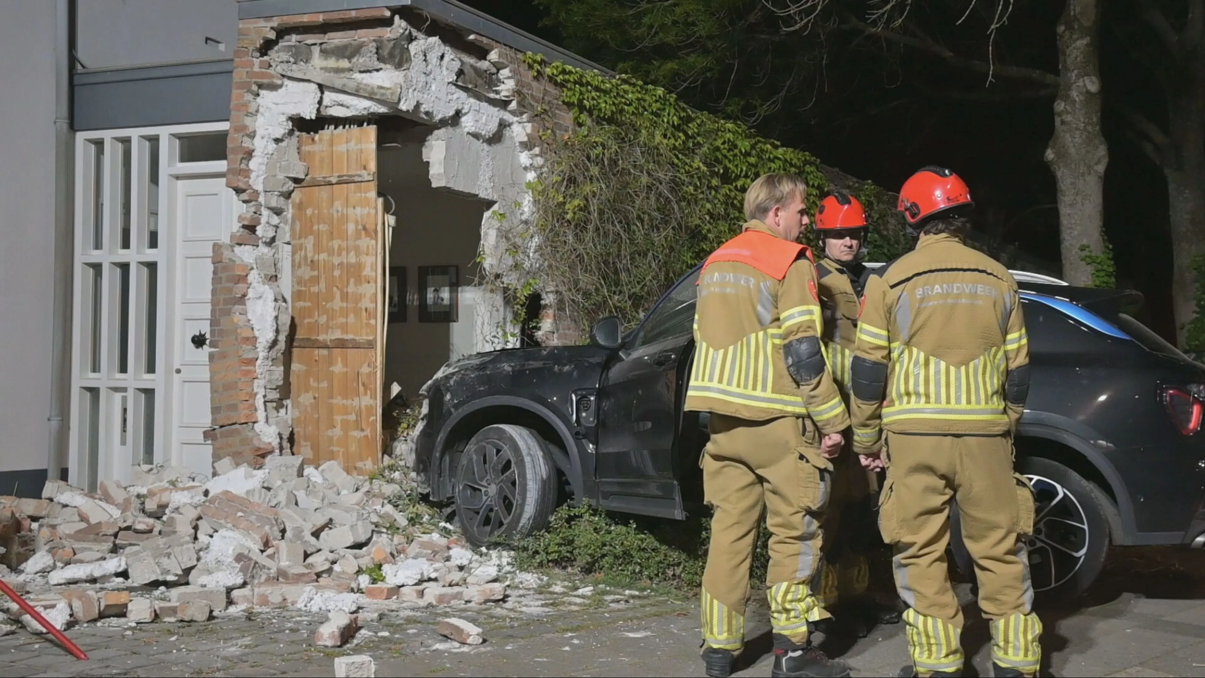 Auto rijdt woning in Breda binnen, bestuurder onder invloed
