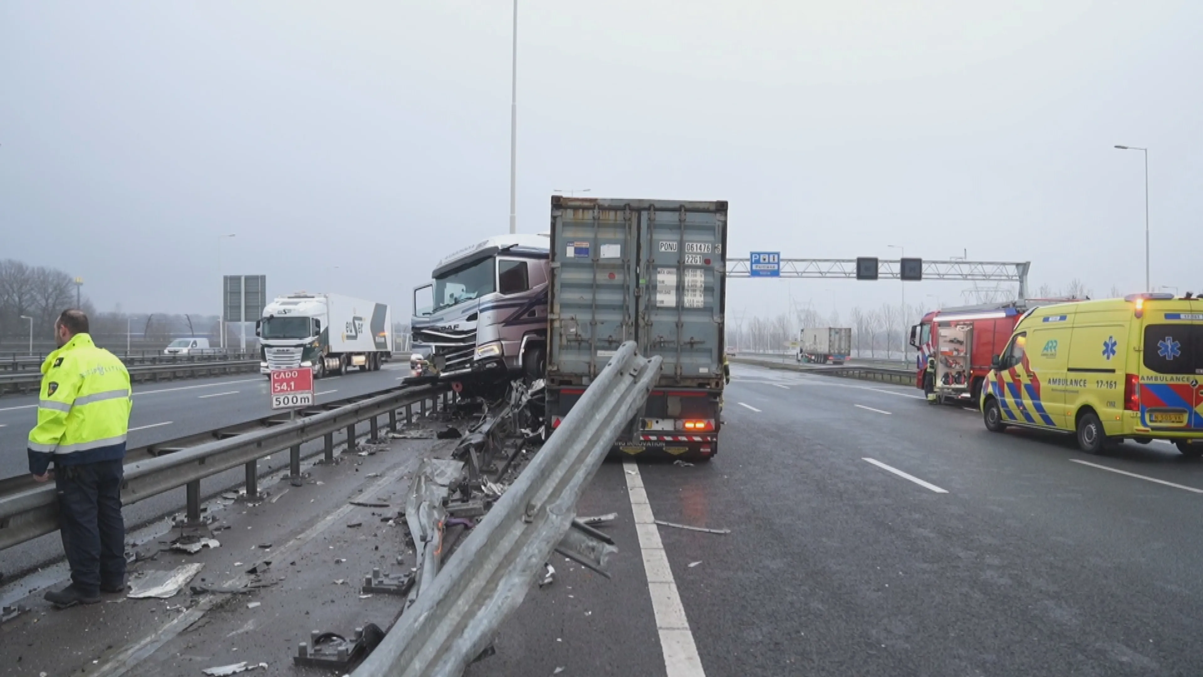 Vrachtwagen geschaard op A15: rijbaan urenlang dicht bij Ridderkerk