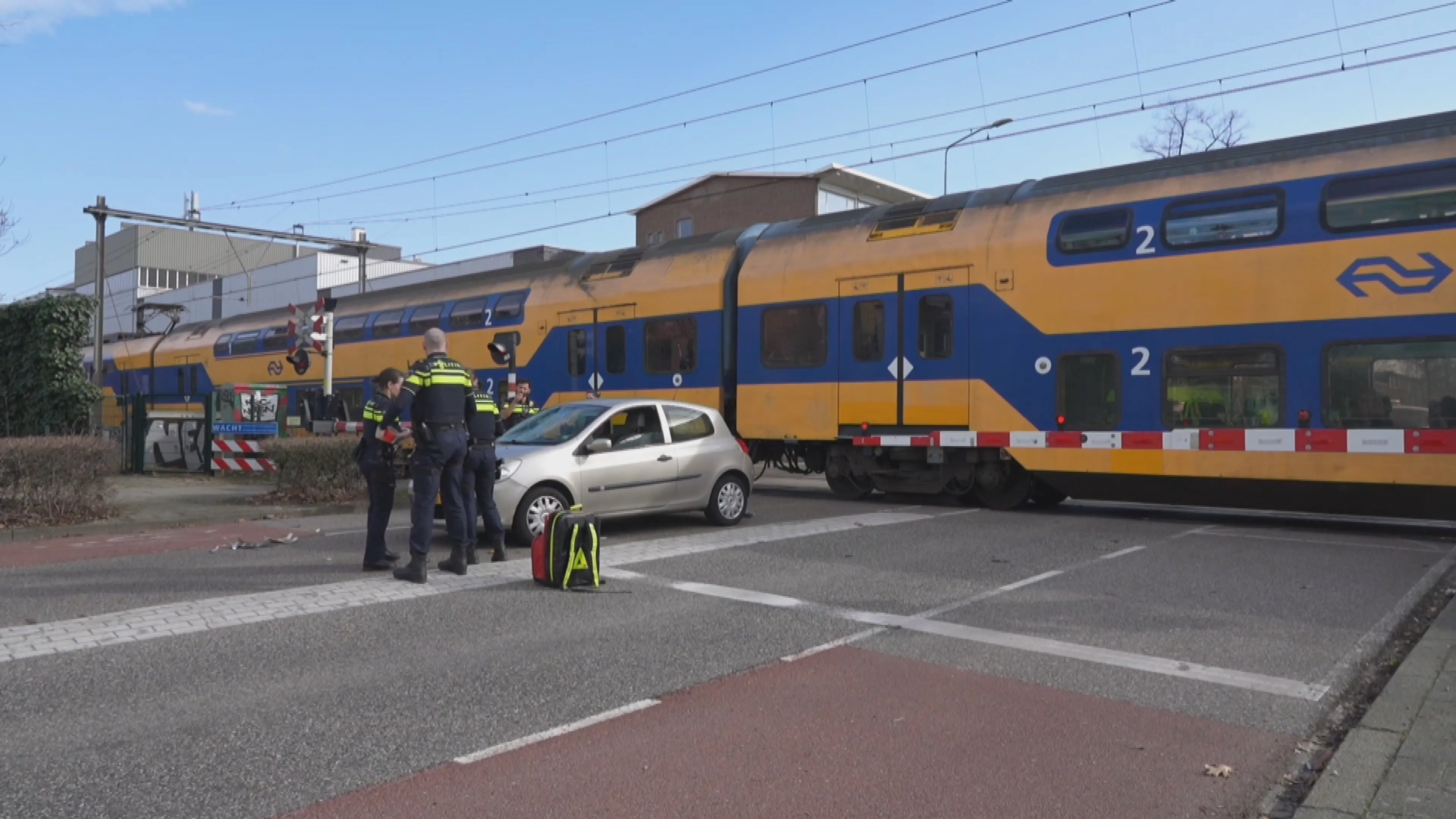 Auto op spoor geraakt door trein na botsing met scooter in Nijmegen