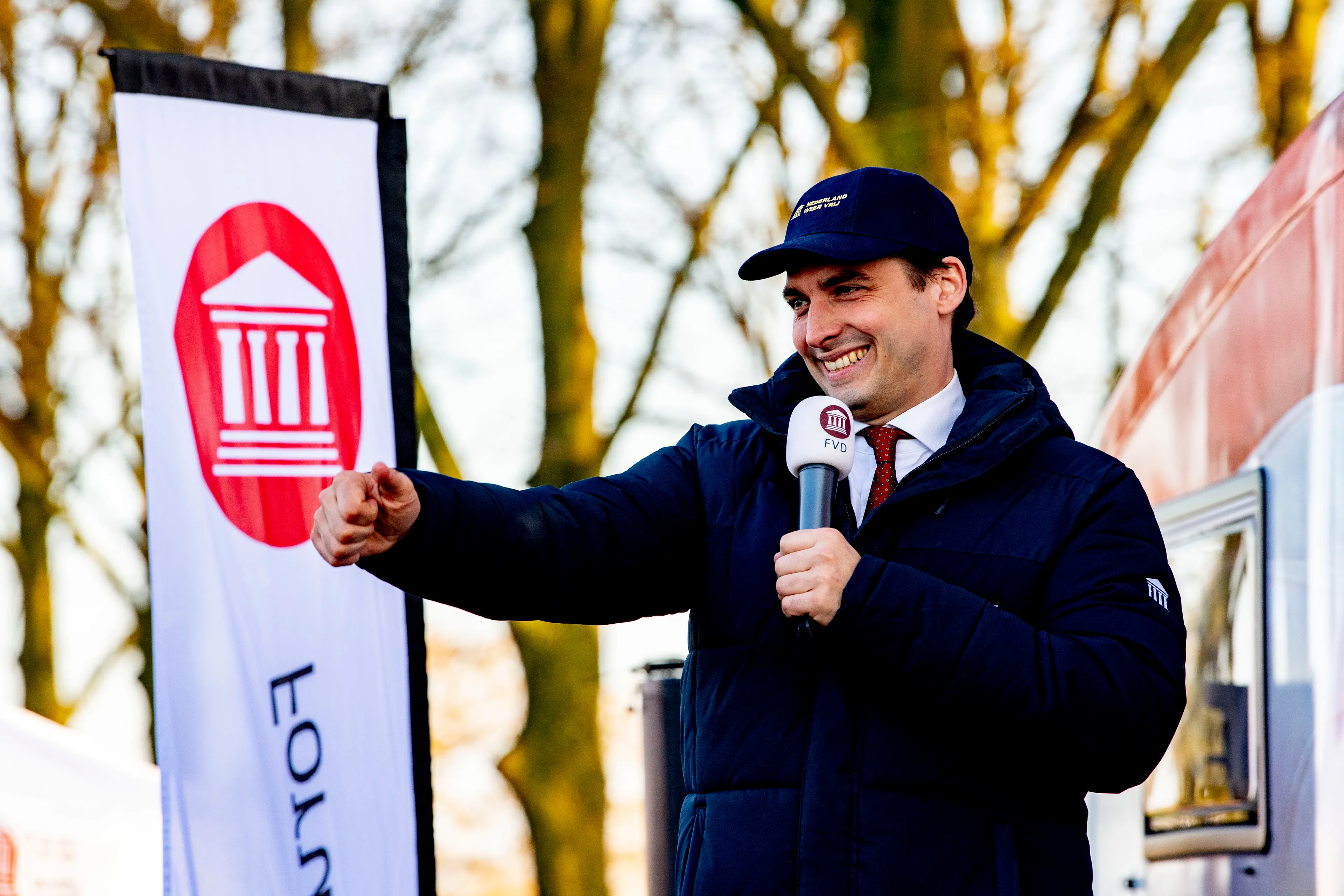 FVD-aanhangers in Nijmegen bekeurd voor flyeren zonder afstand