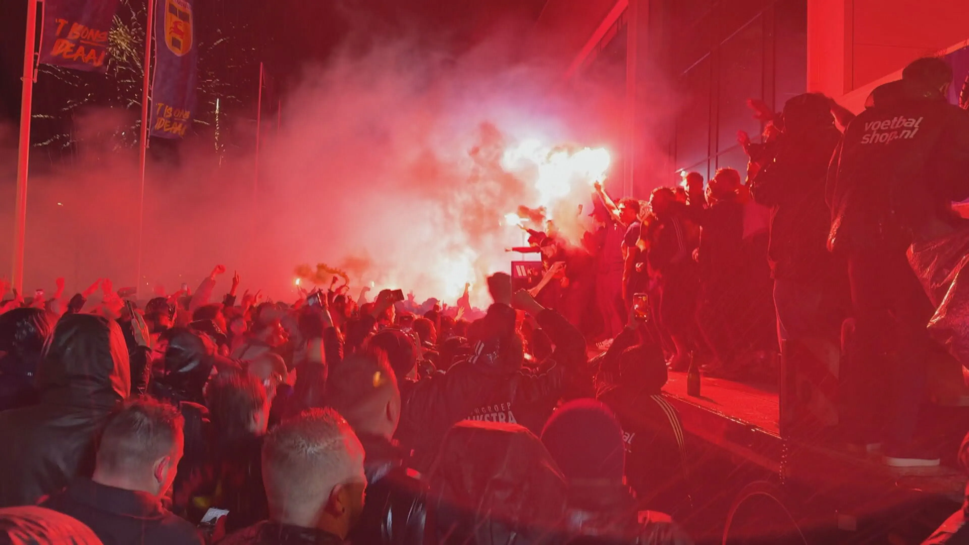 Honderden fans vieren promotie Cambuur bij stadion in Leeuwarden