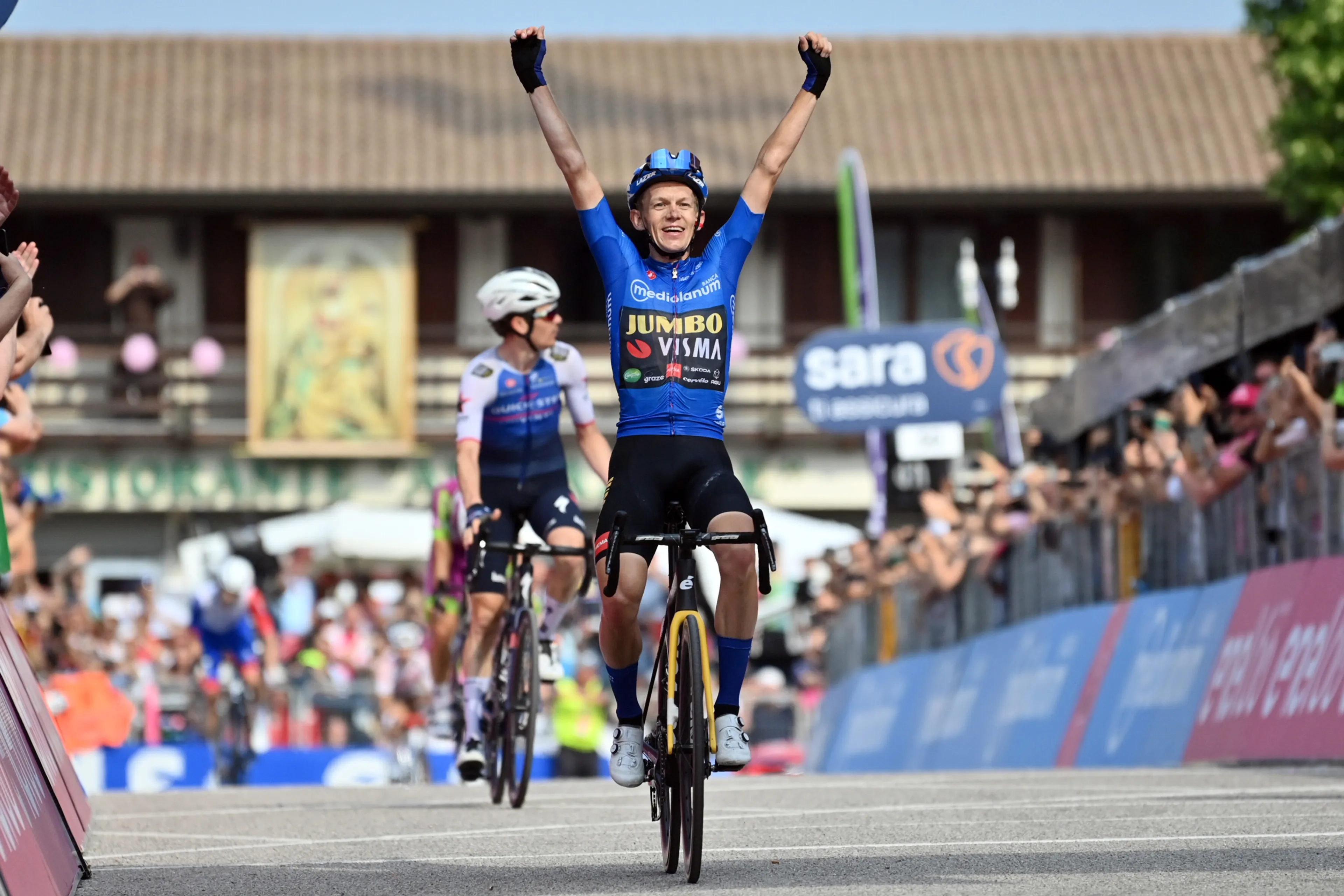 Koen Bouwman wint weer etappe in Giro én verzekert zich van bergtrui