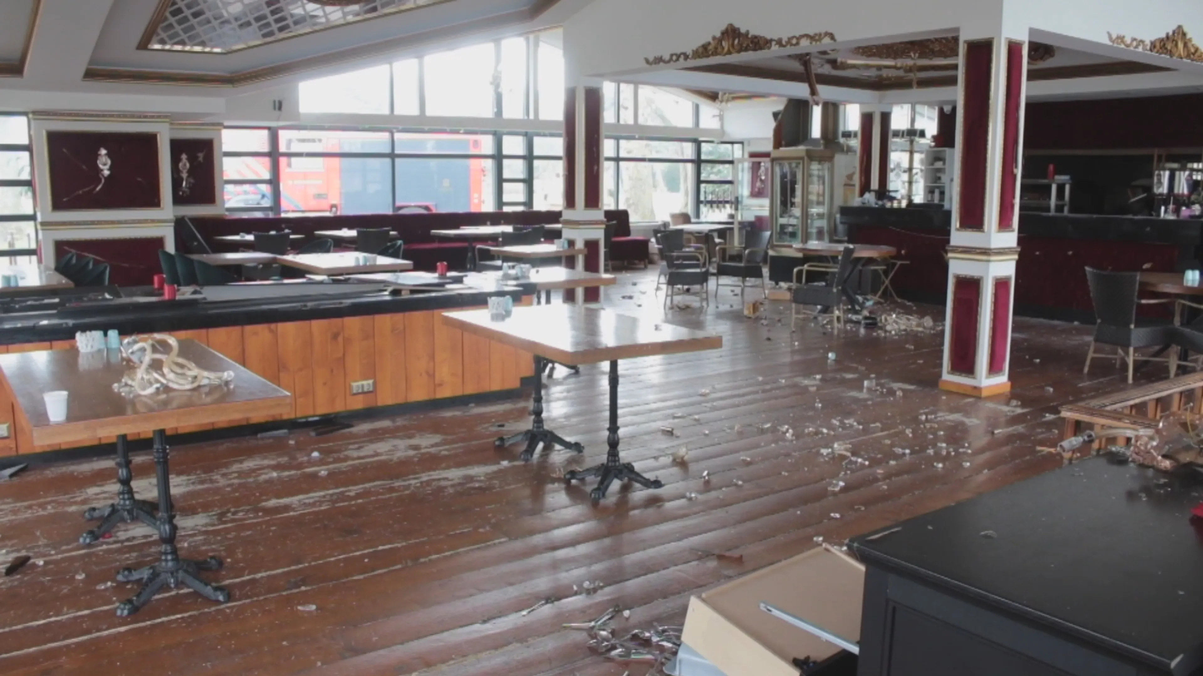 Onverlaten slaan Haags restaurant kort en klein, tafels en stoelen in het water gegooid
