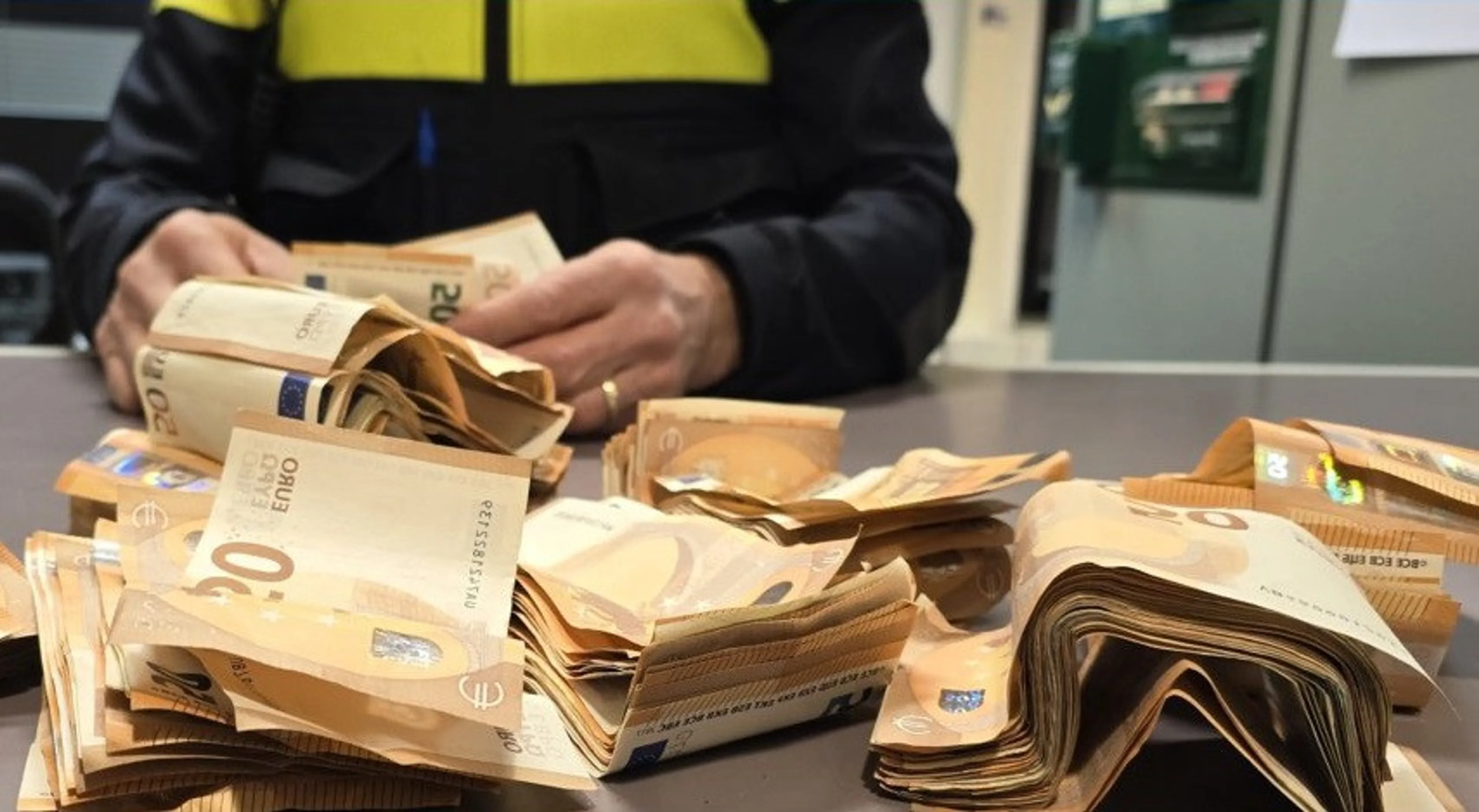 Straatverkoper aangehouden, blijkt dertigduizend euro bij zich te hebben